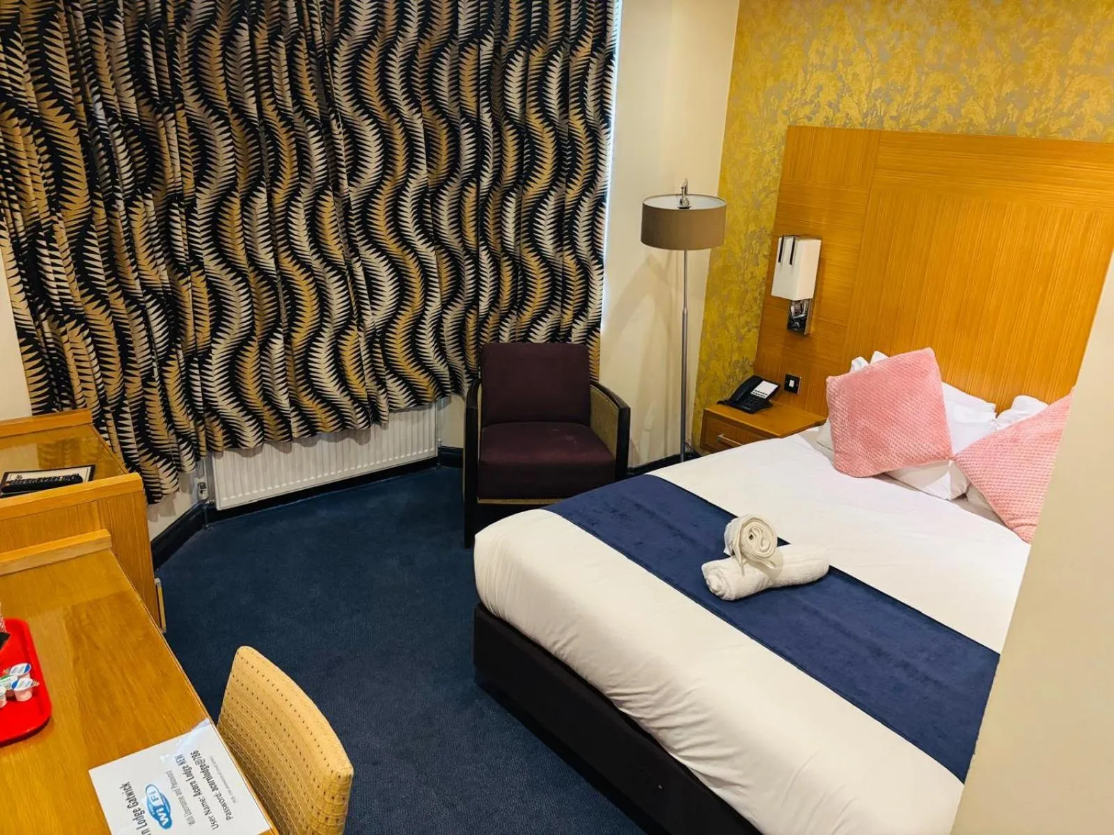 Bed in Acorn Lodge Hotel Gatwick & Parking