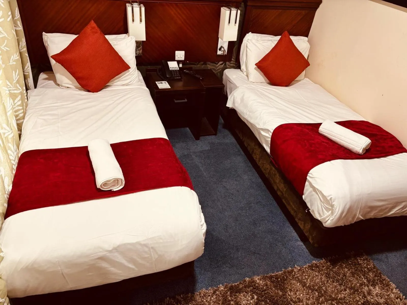 Bed in Acorn Lodge Hotel Gatwick & Parking