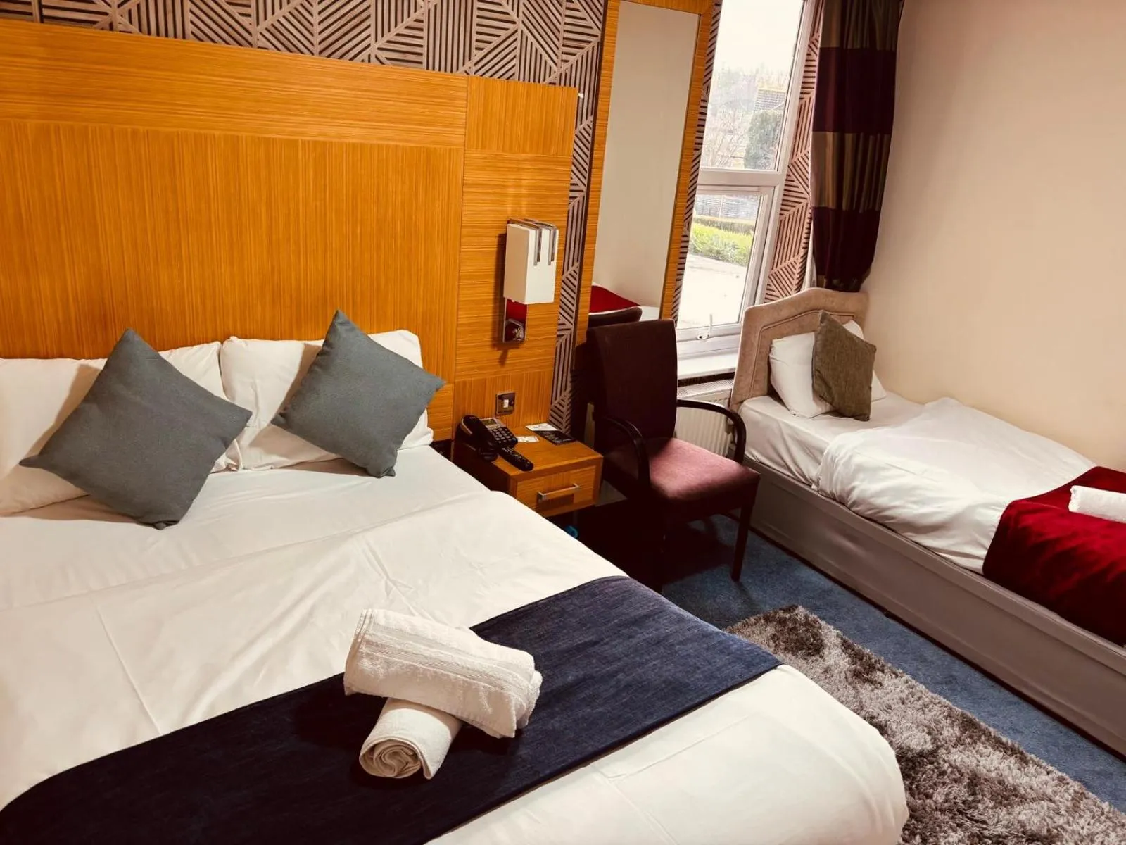 Bed in Acorn Lodge Hotel Gatwick & Parking