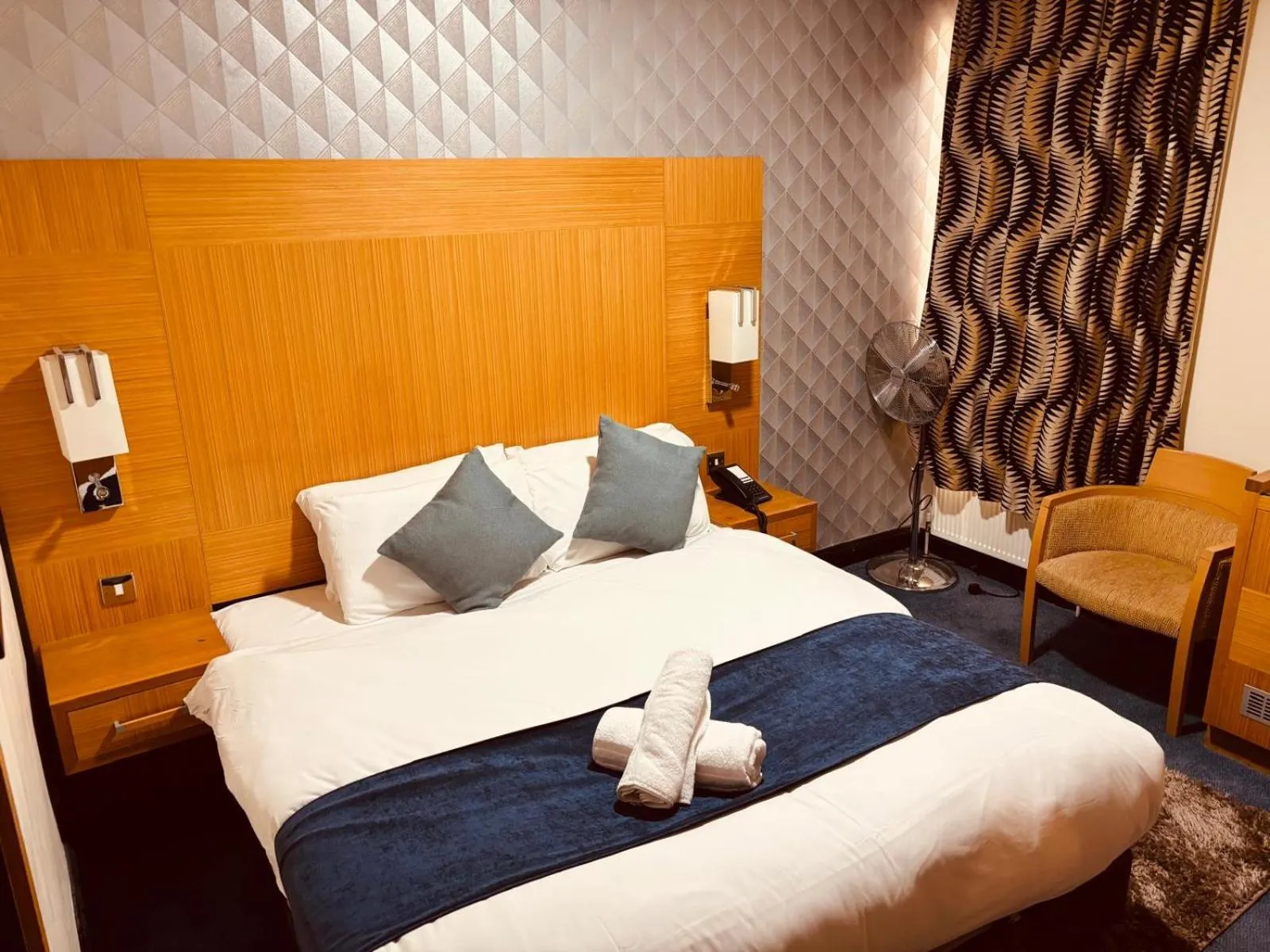 Bed in Acorn Lodge Hotel Gatwick & Parking