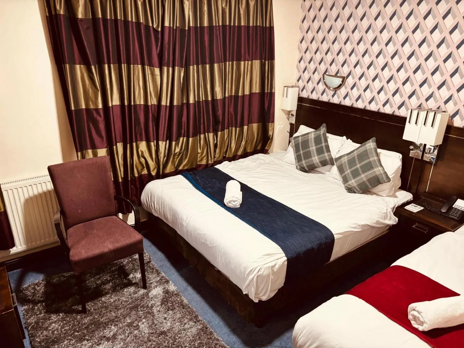 Bed in Acorn Lodge Hotel Gatwick & Parking