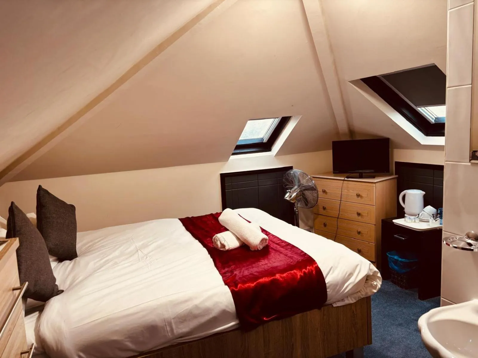 Bed in Acorn Lodge Hotel Gatwick & Parking