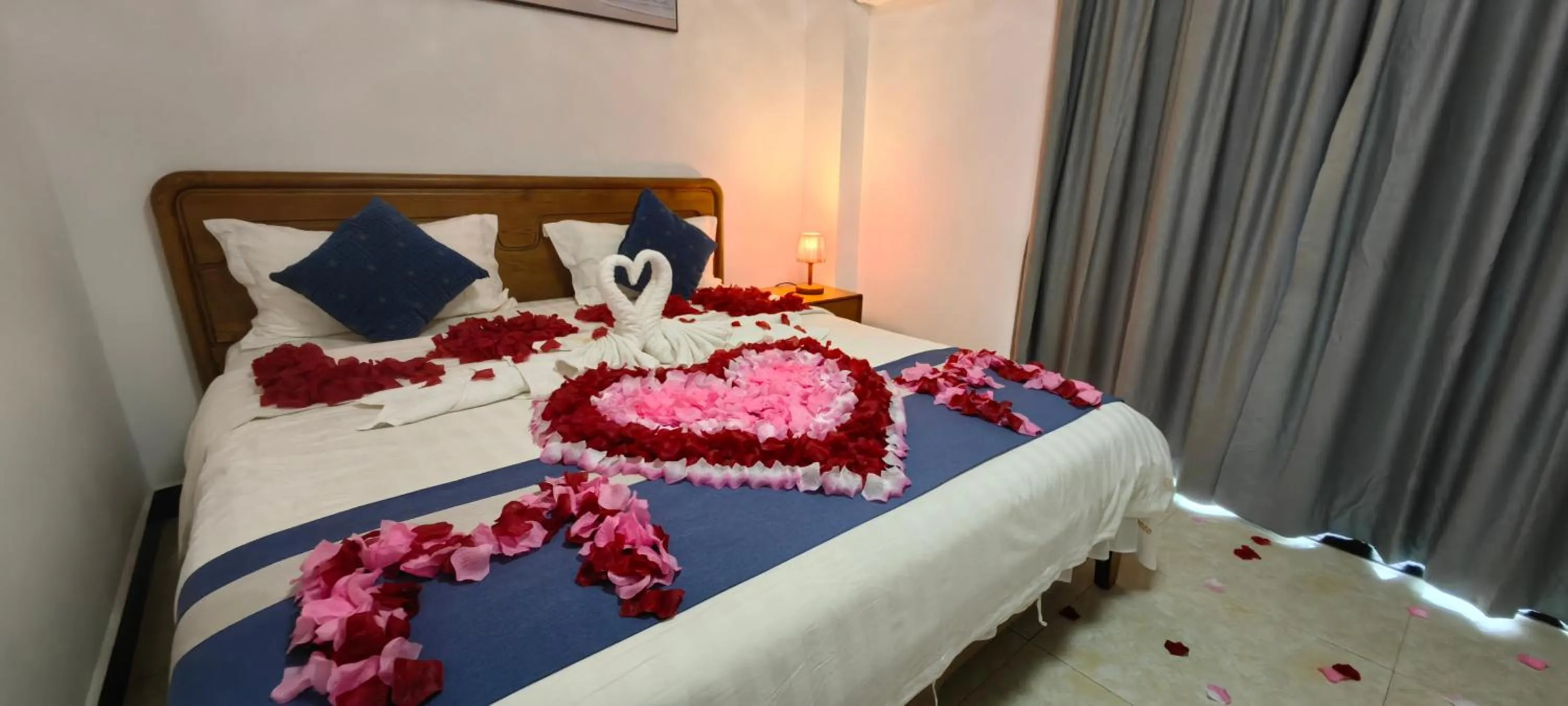 Decorative detail, Bed in Ocean Breeze Apartment Hotel