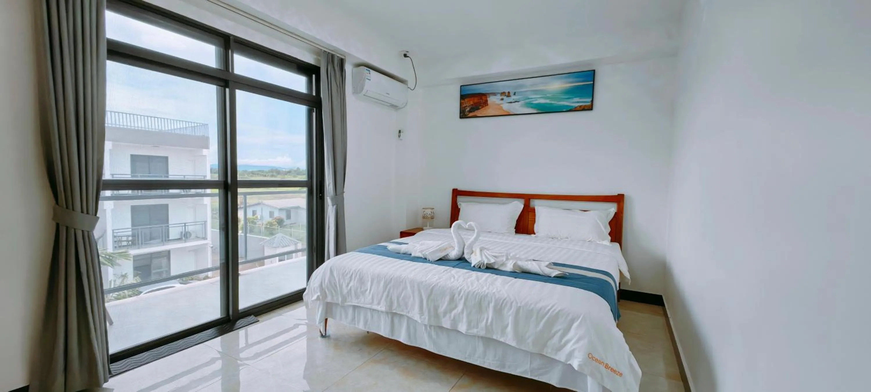 Bed in Ocean Breeze Apartment Hotel