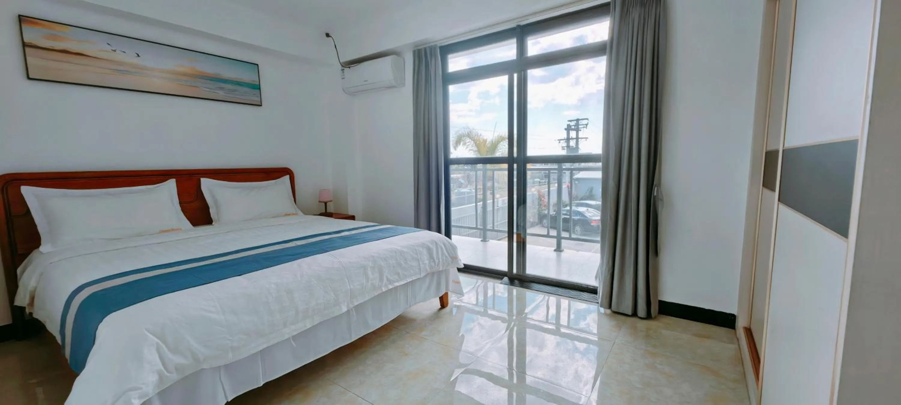 Bed in Ocean Breeze Apartment Hotel