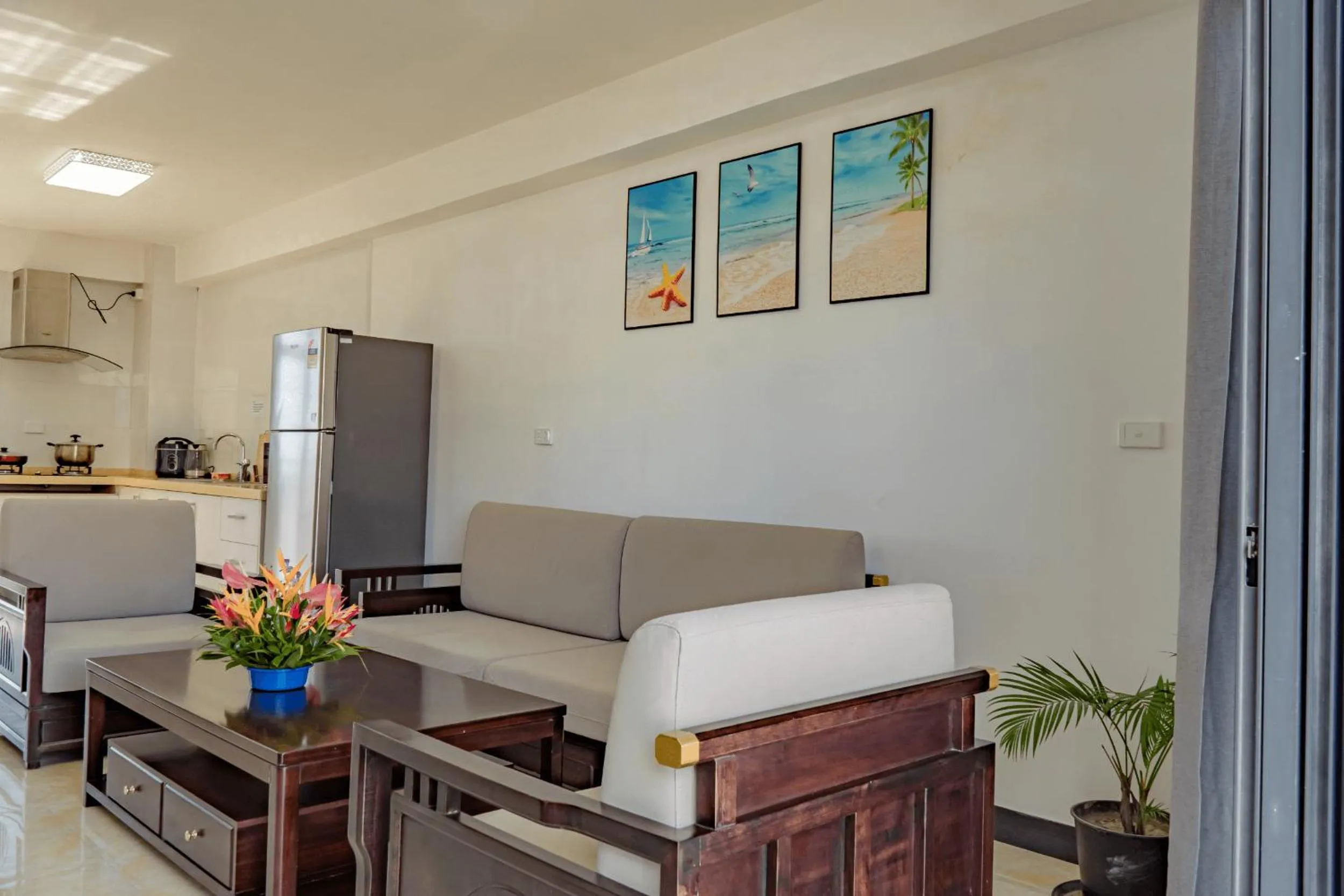 Kitchen or kitchenette in Ocean Breeze Apartment Hotel