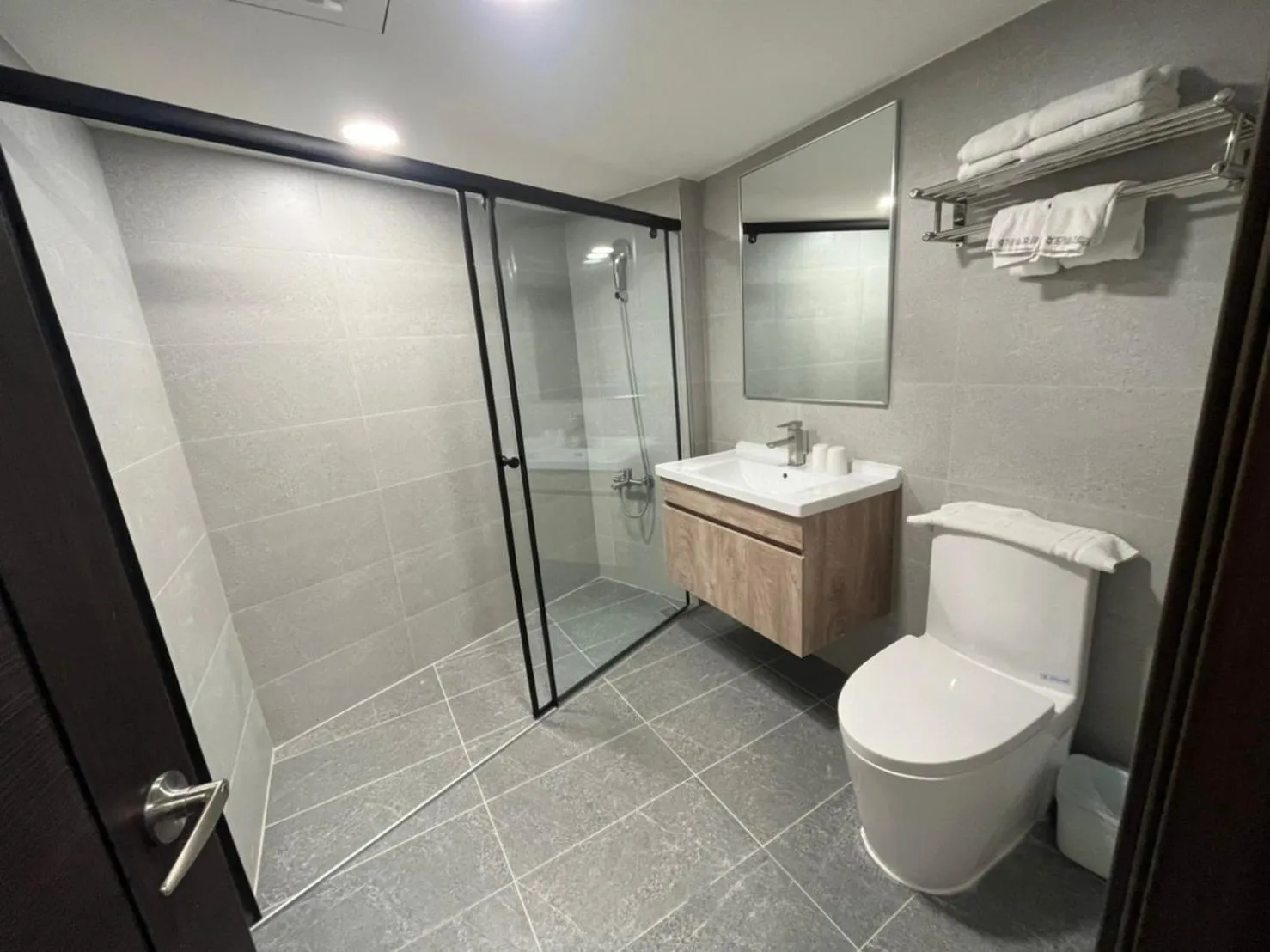 Shower in Yawan Hotel