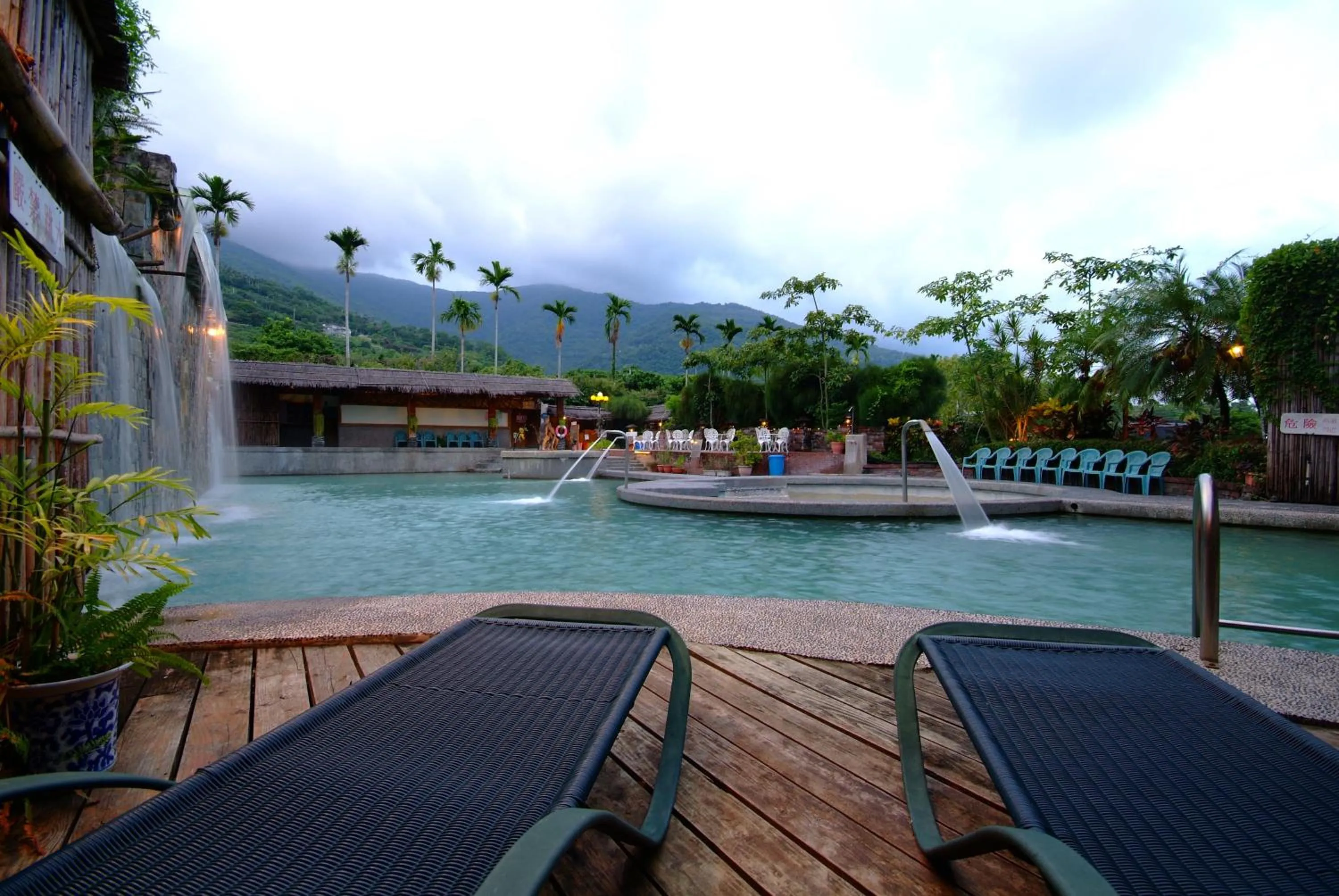 Swimming pool in Yawan Hotel