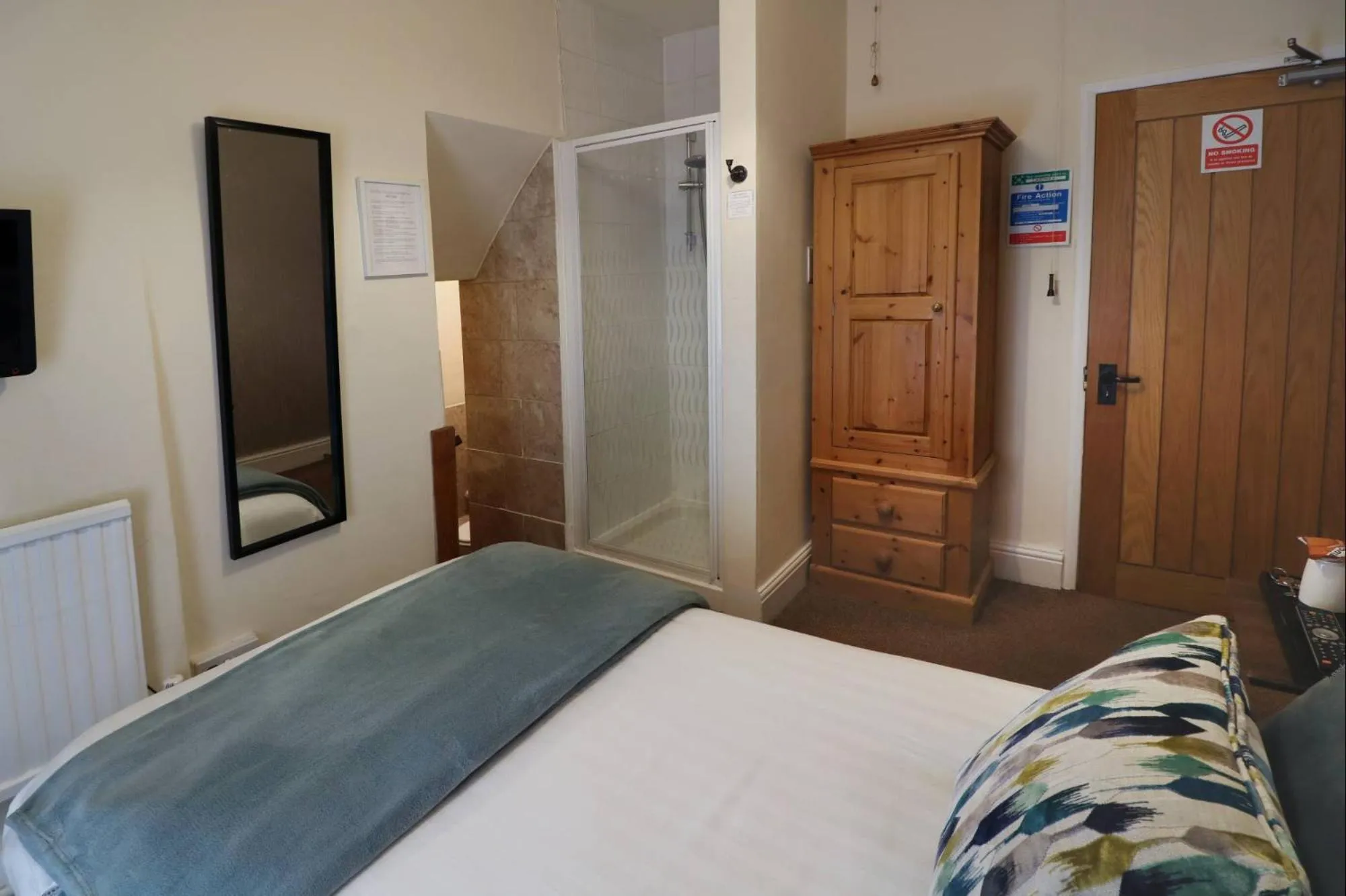 Bedroom, Bed in Ye Olde Cheshire Cheese Inn