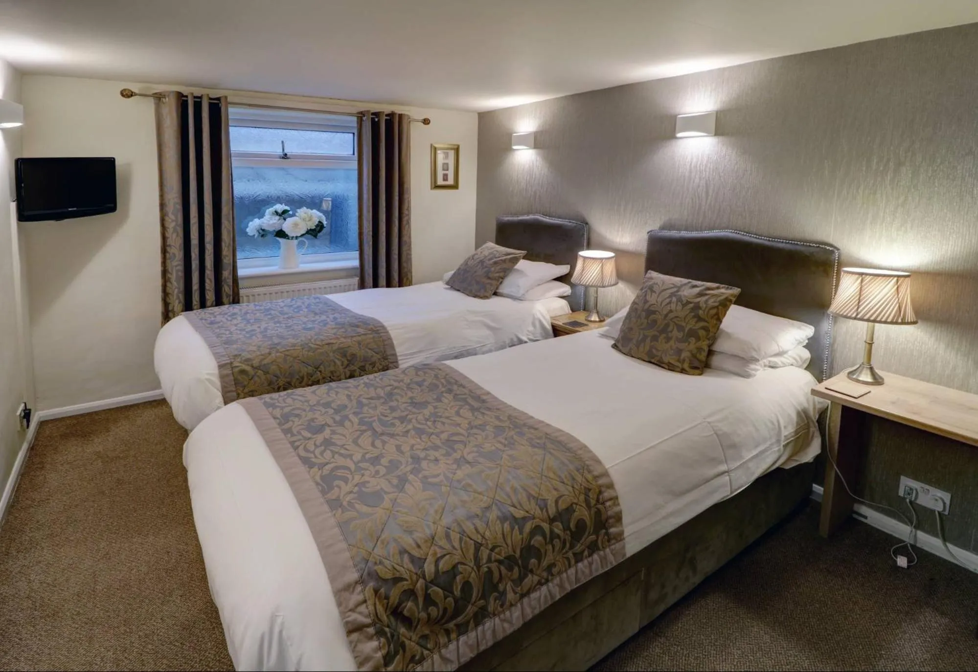 Bedroom, Bed in Ye Olde Cheshire Cheese Inn