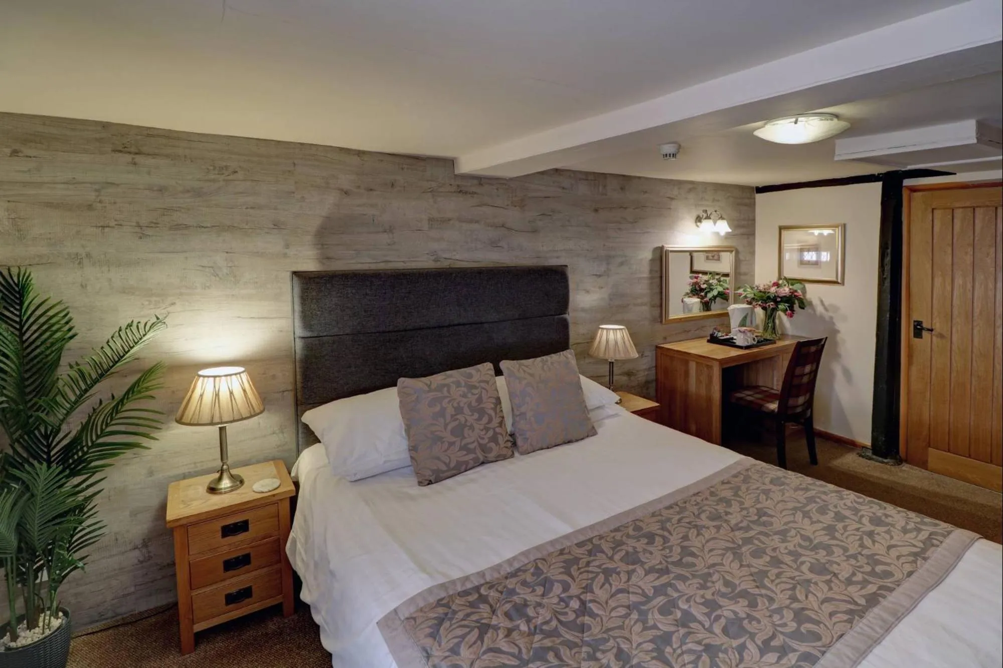 Bedroom, Bed in Ye Olde Cheshire Cheese Inn