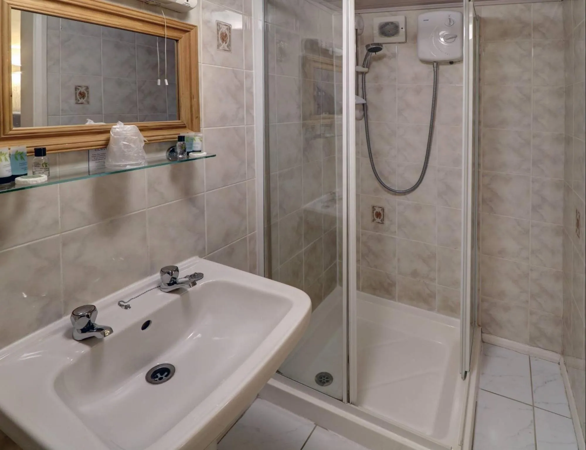 Shower in Ye Olde Cheshire Cheese Inn