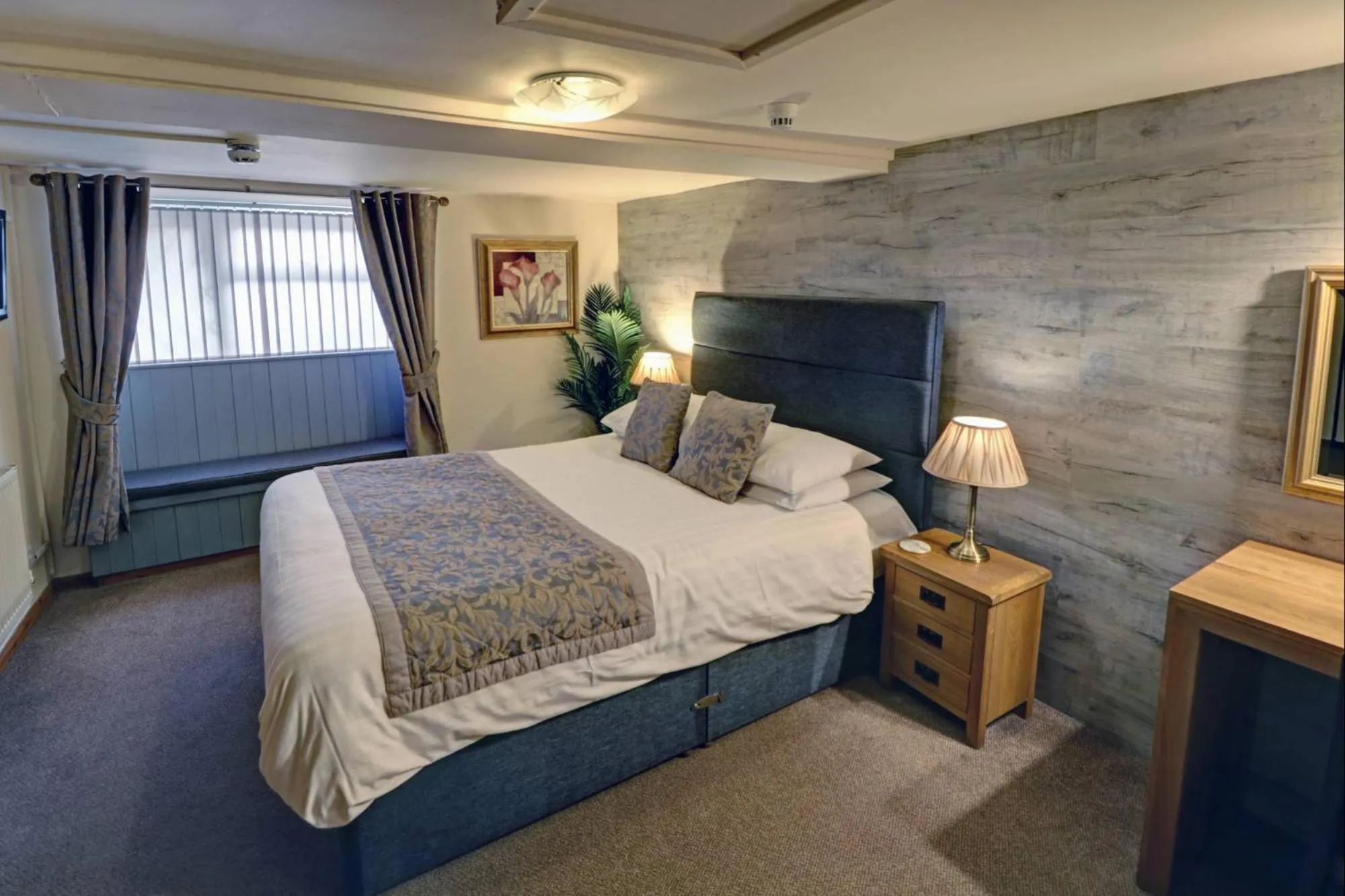 Bedroom, Bed in Ye Olde Cheshire Cheese Inn