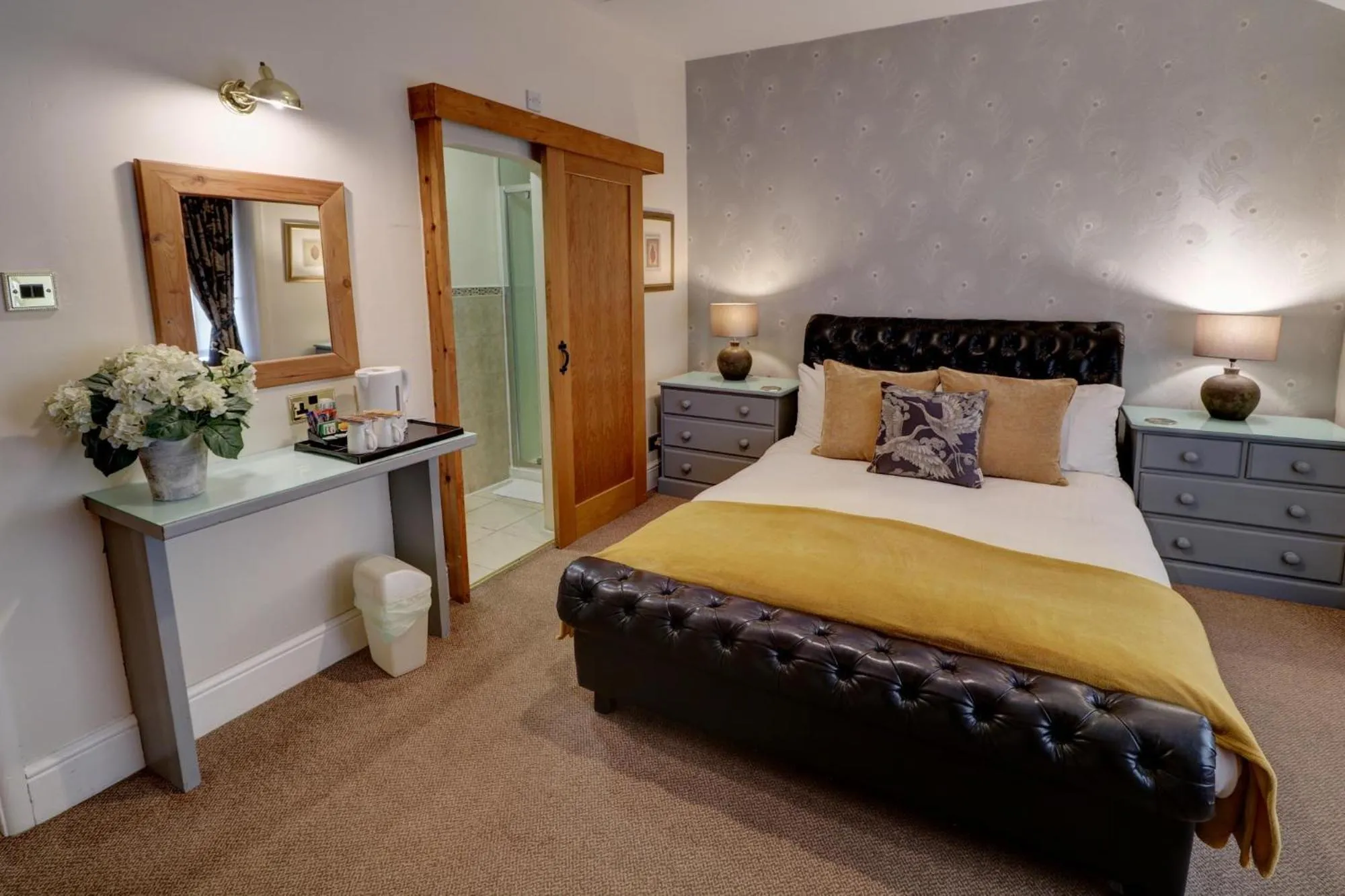 Bedroom, Bed in Ye Olde Cheshire Cheese Inn