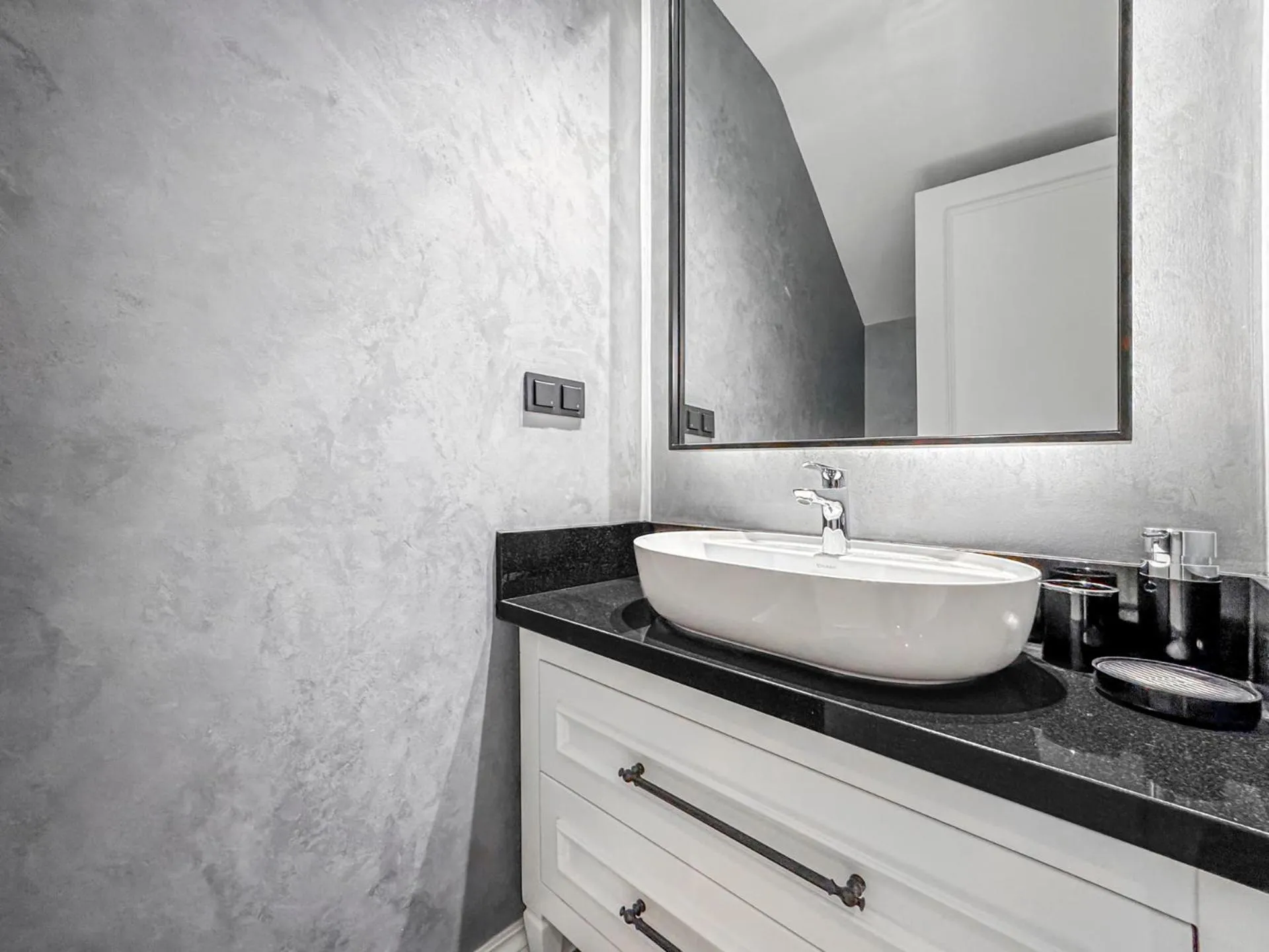 Ena Boutique Hotel & Residences