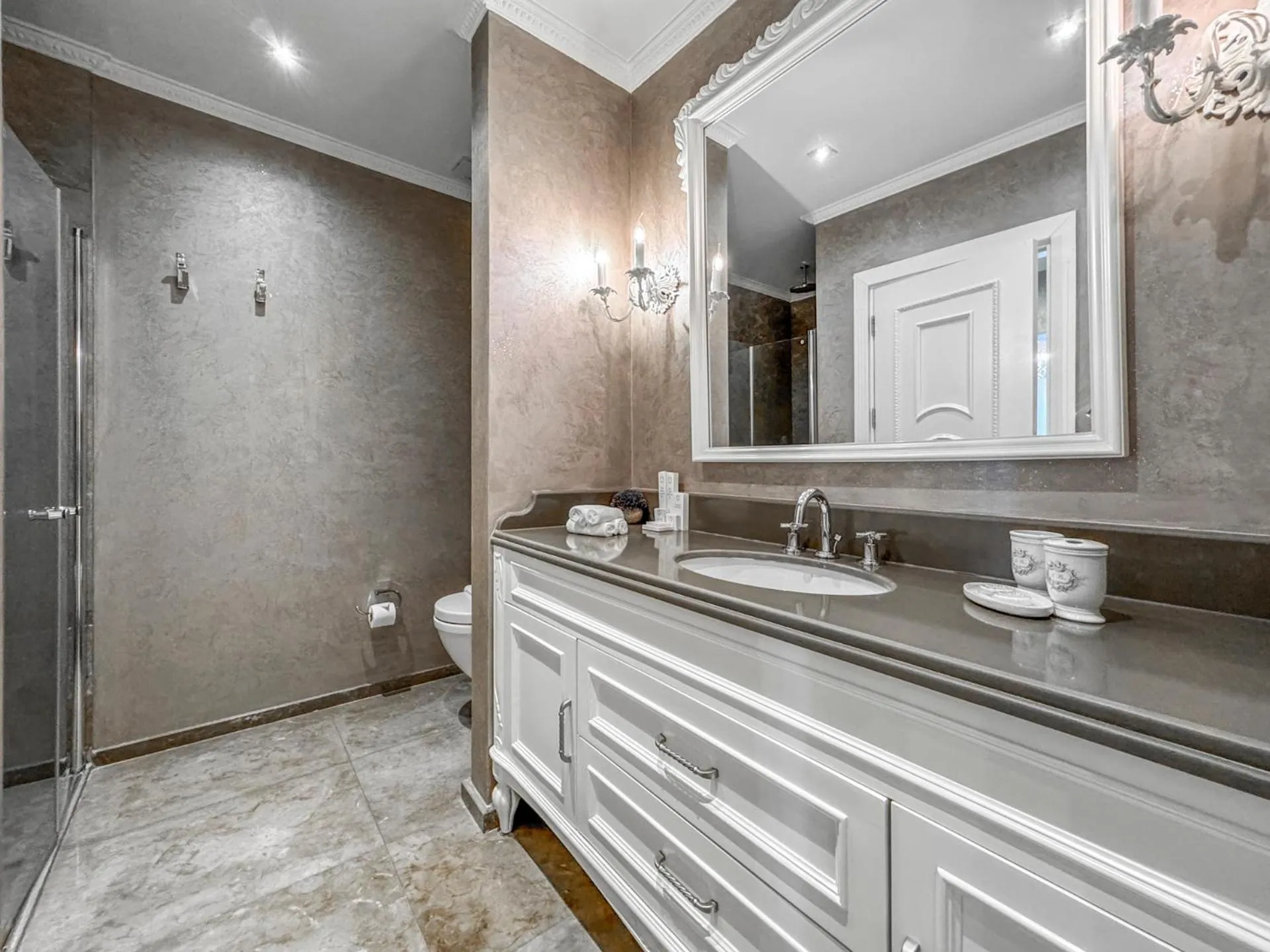 Ena Boutique Hotel & Residences