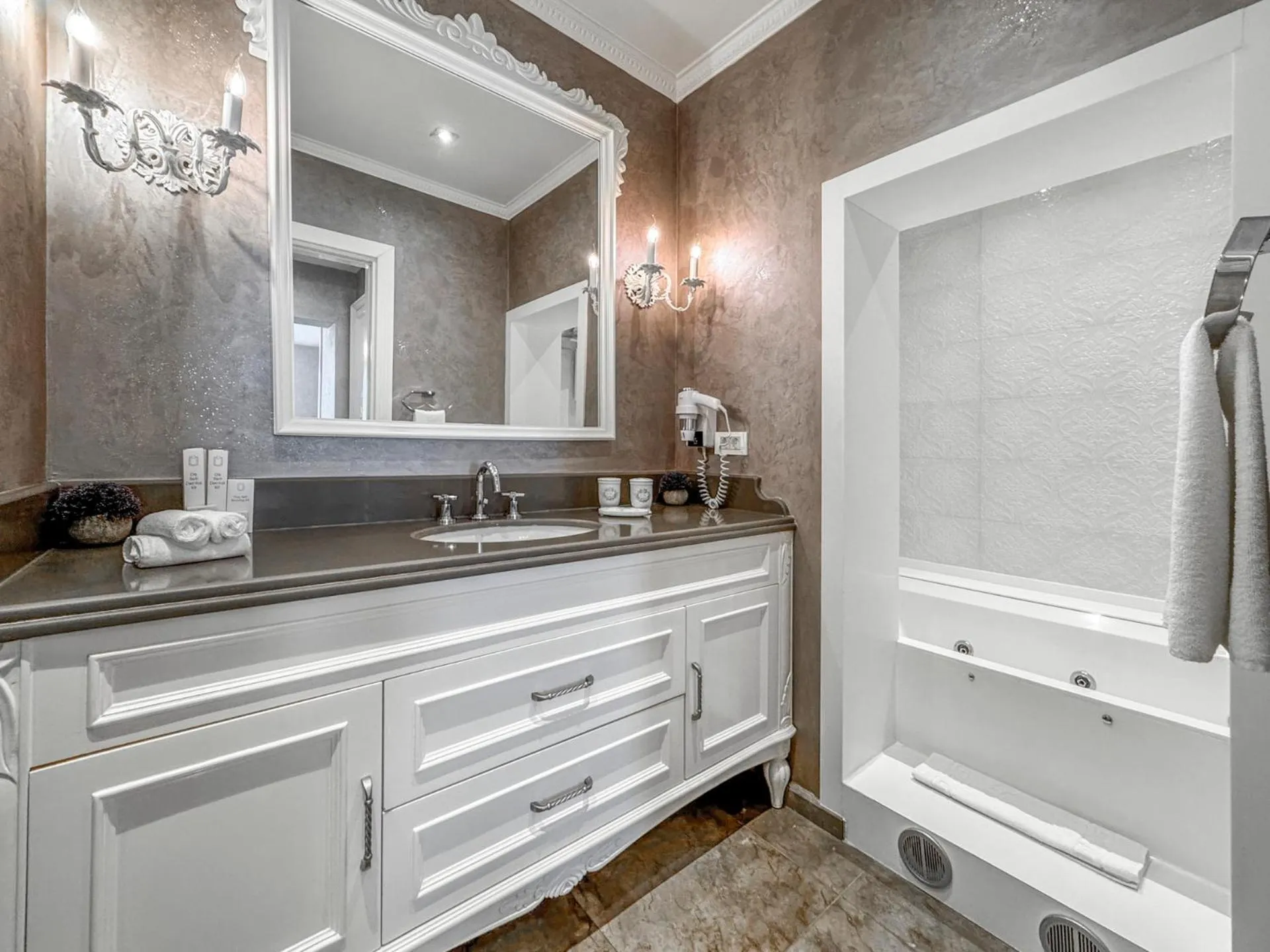 Ena Boutique Hotel & Residences