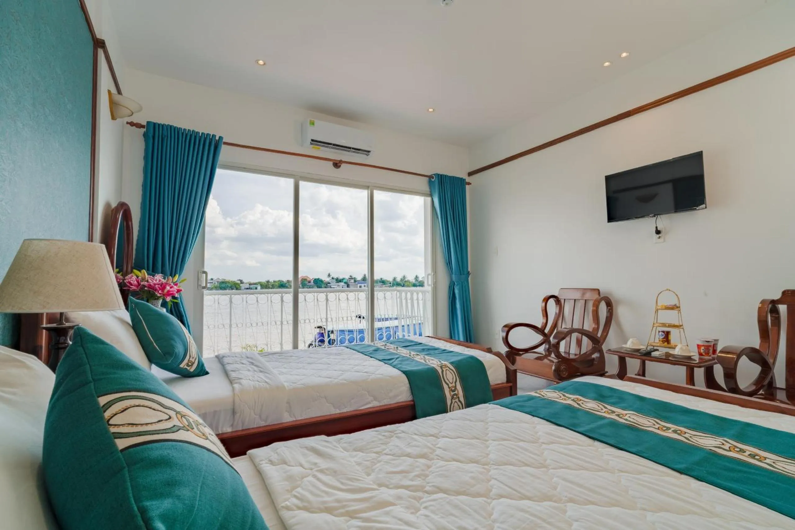 Bed in CHUONG DUONG HOTEL