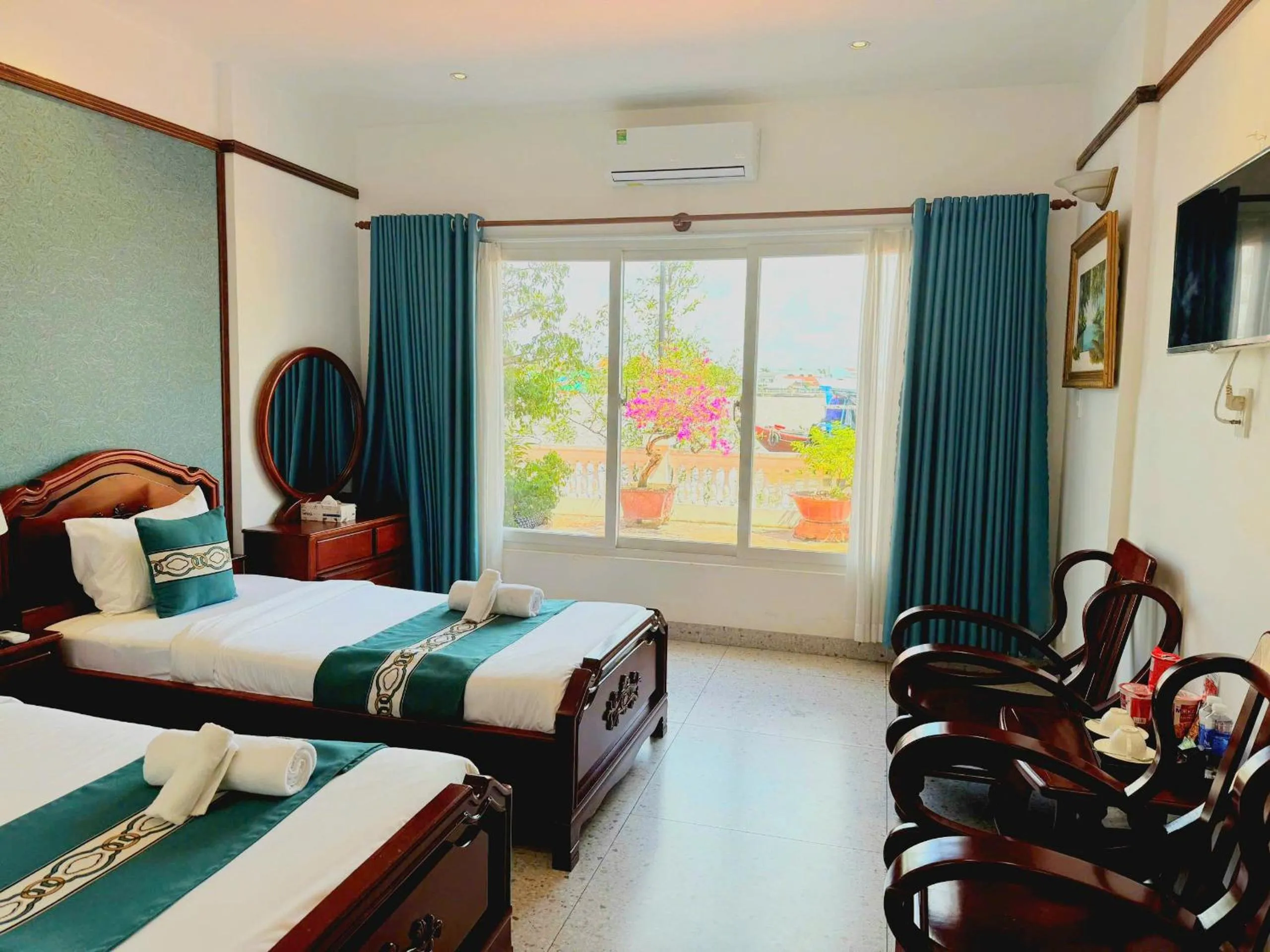 Bed in CHUONG DUONG HOTEL