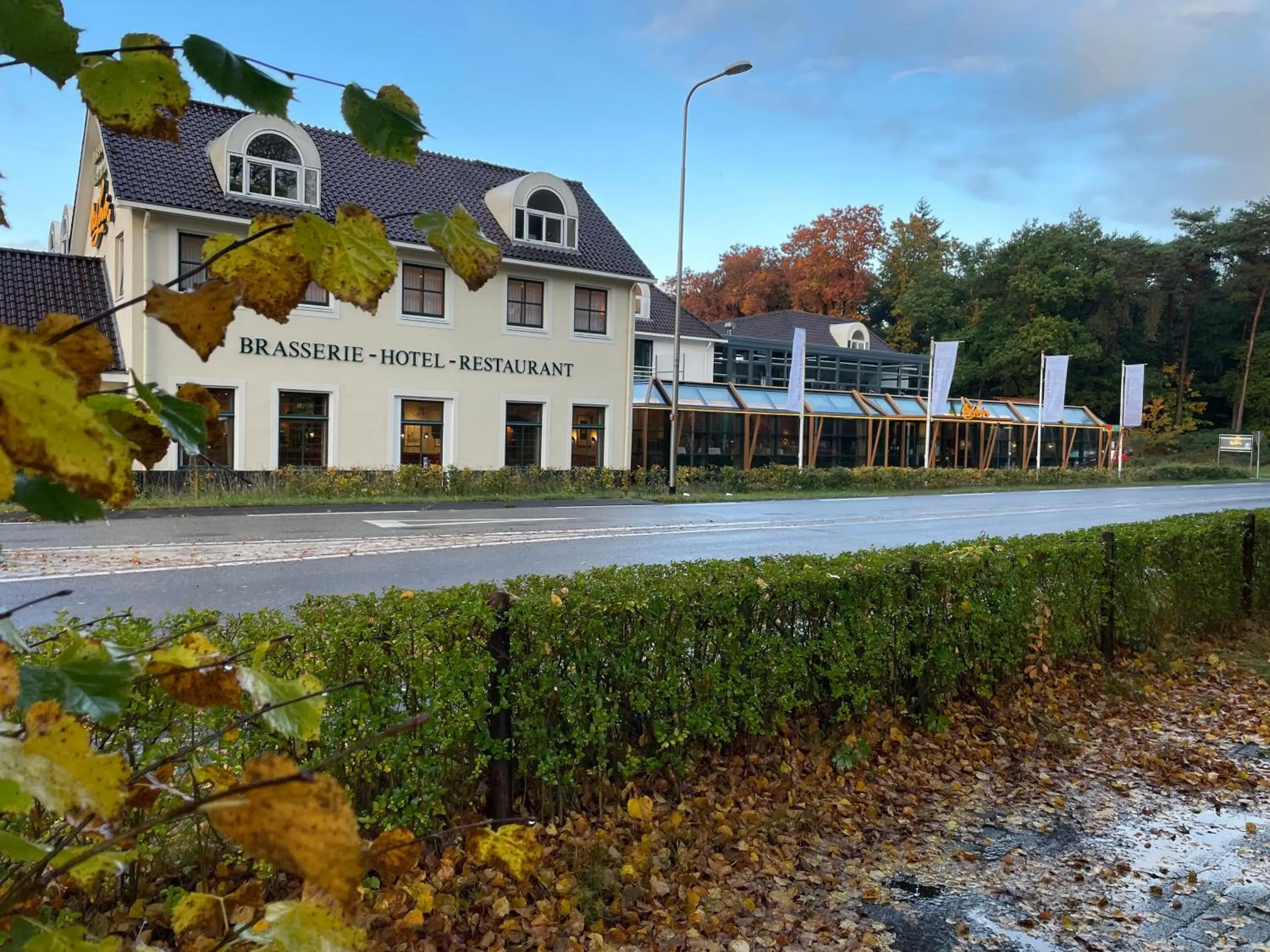 Property building in Fletcher Hotel-Restaurant Oud London Property building in Fletcher Hotel-Restaurant Oud London