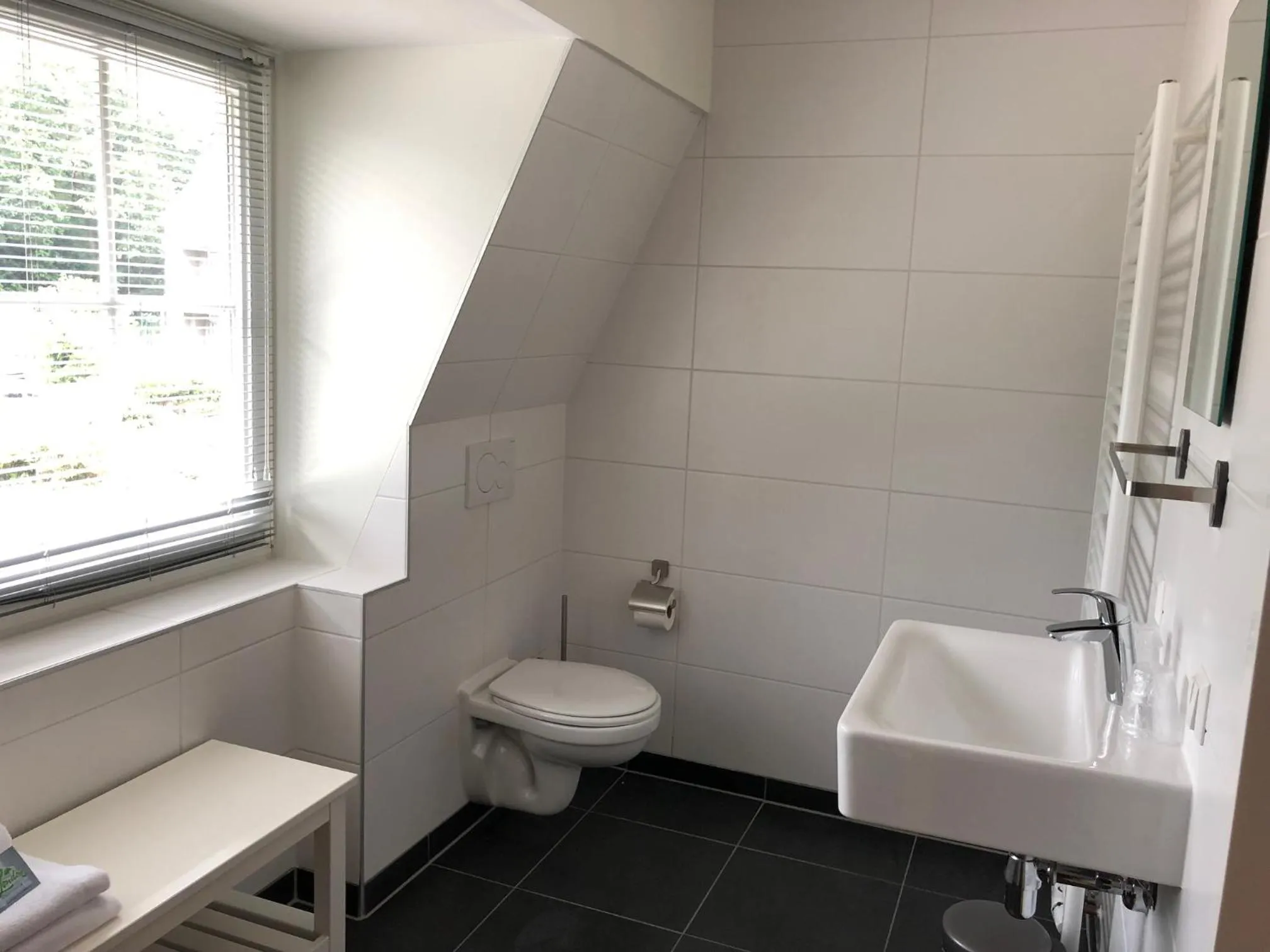 Bathroom in Fletcher Hotel-Restaurant Oud London