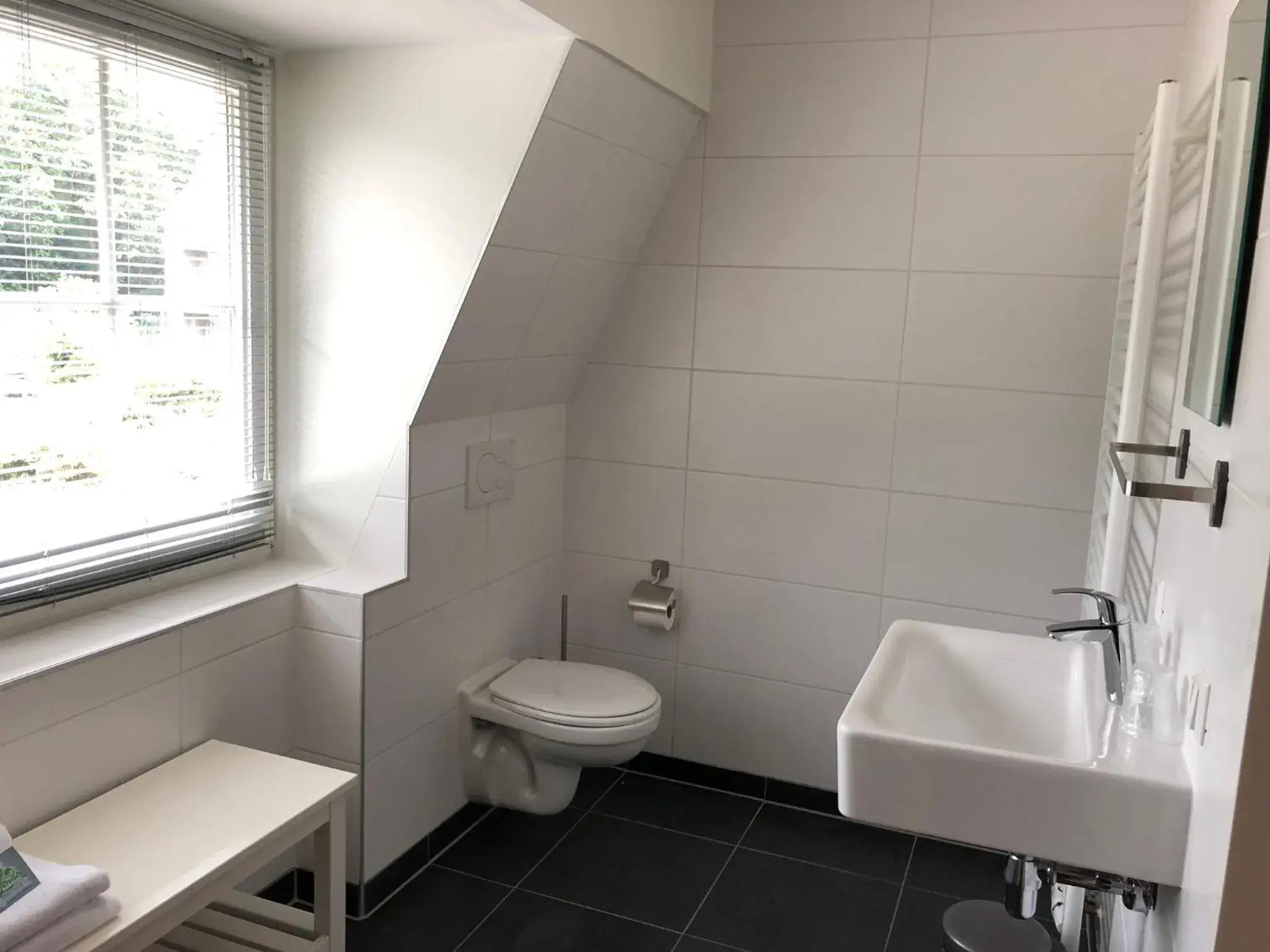 Bathroom in Fletcher Hotel-Restaurant Oud London Bathroom in Fletcher Hotel-Restaurant Oud London