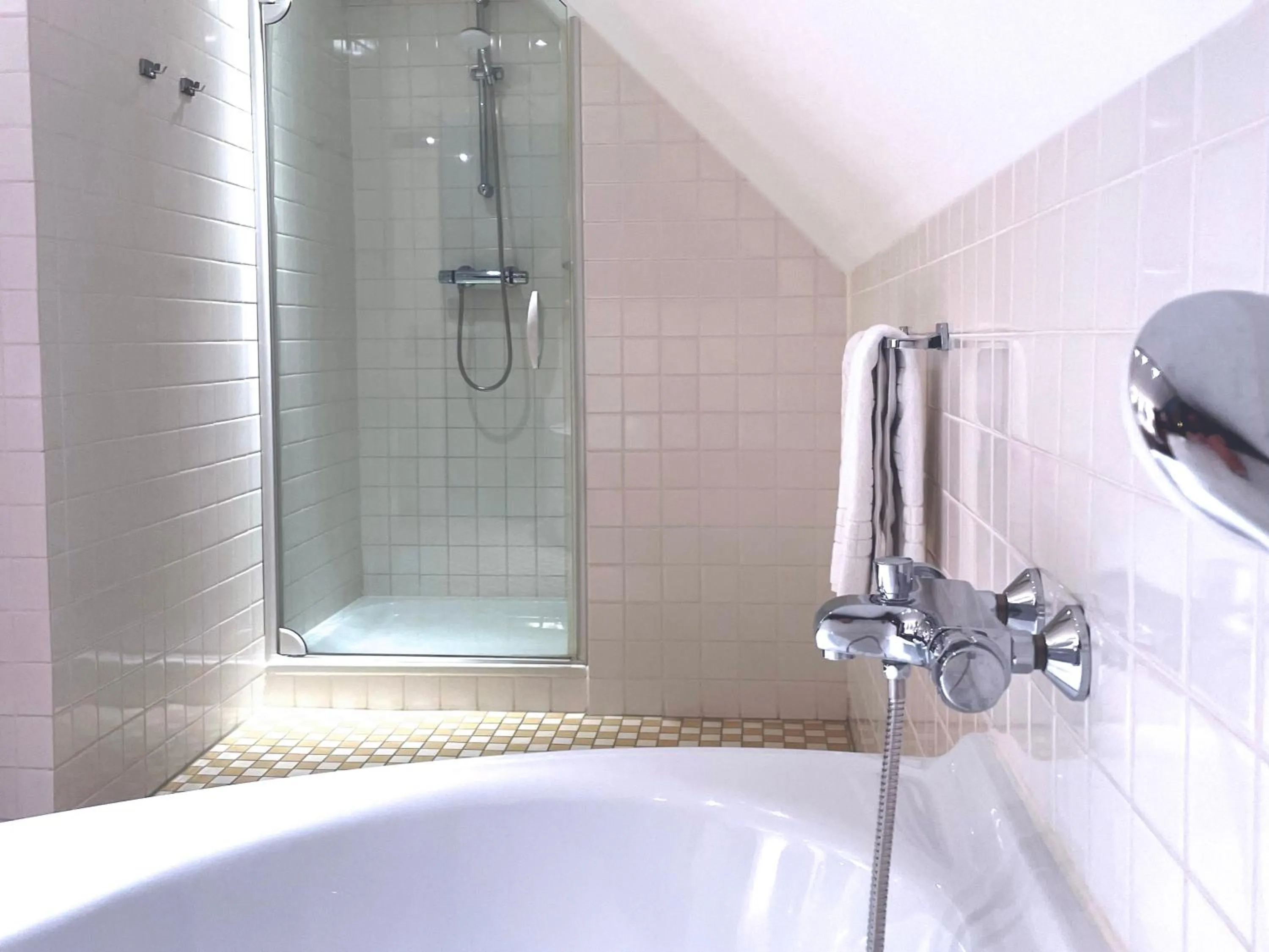 Bathroom in Fletcher Hotel-Restaurant Oud London