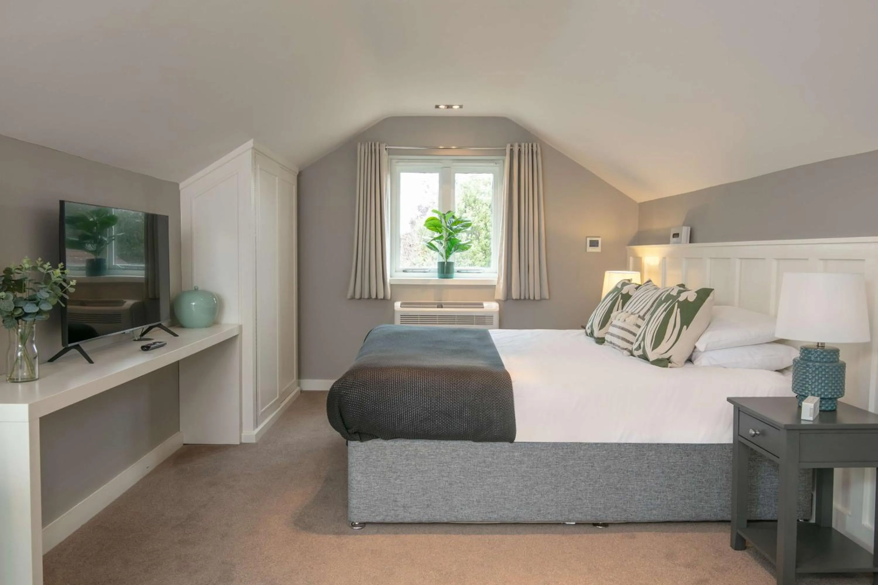 Bedroom, Bed in George Hotel, BW Signature Collection