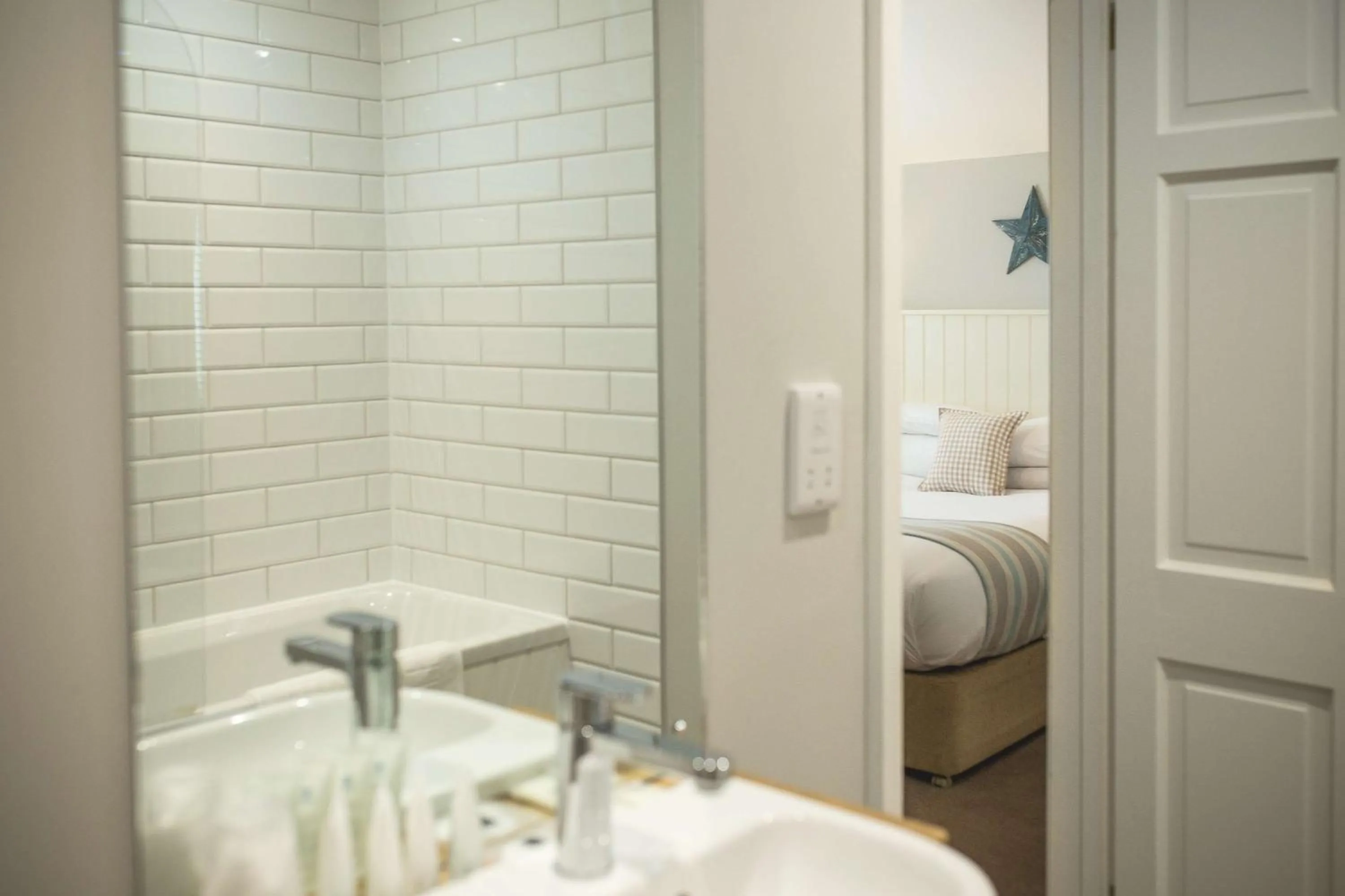 Bathroom, Bed in George Hotel, BW Signature Collection