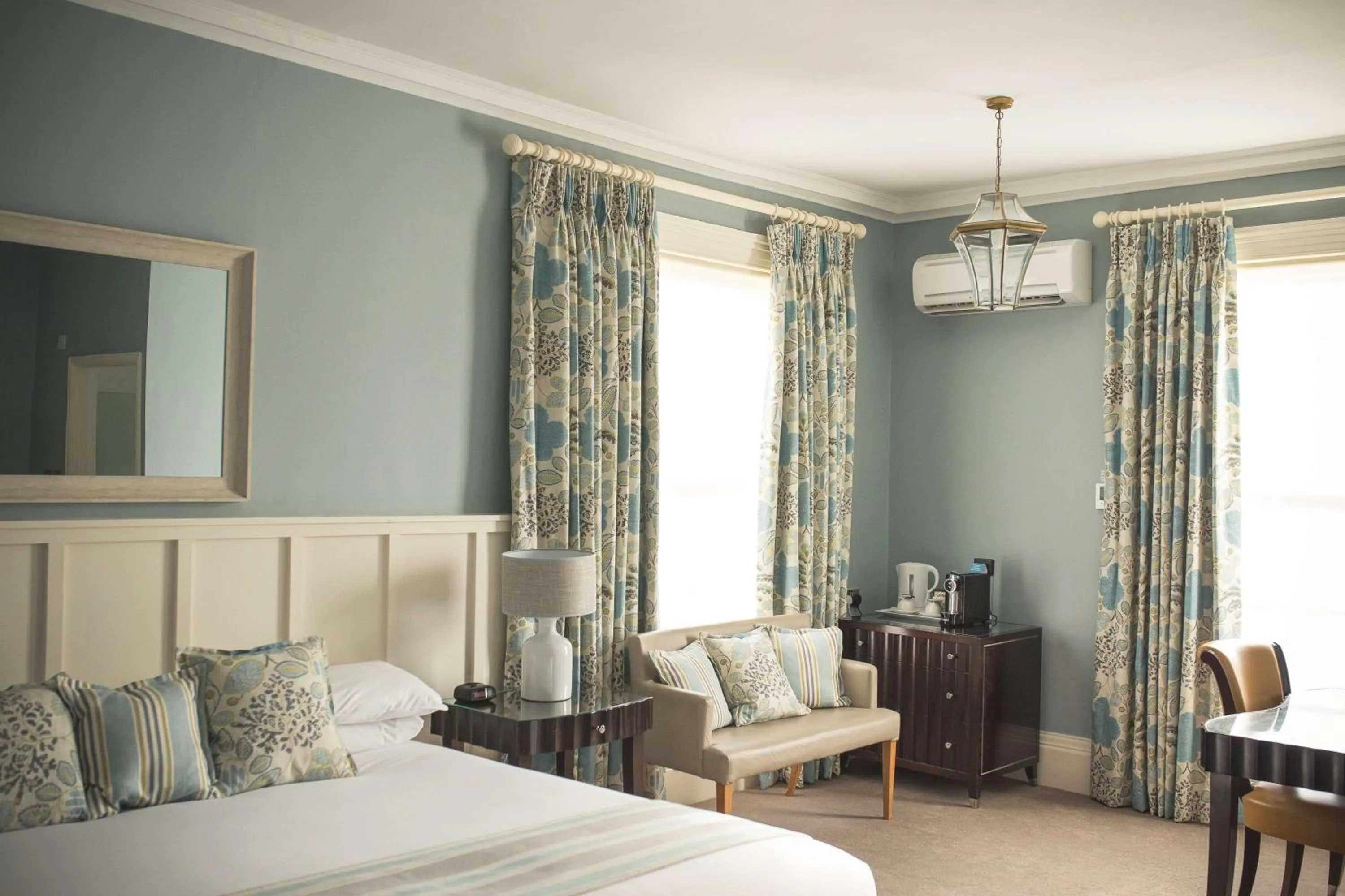 Photo of the whole room, Bed in George Hotel, BW Signature Collection