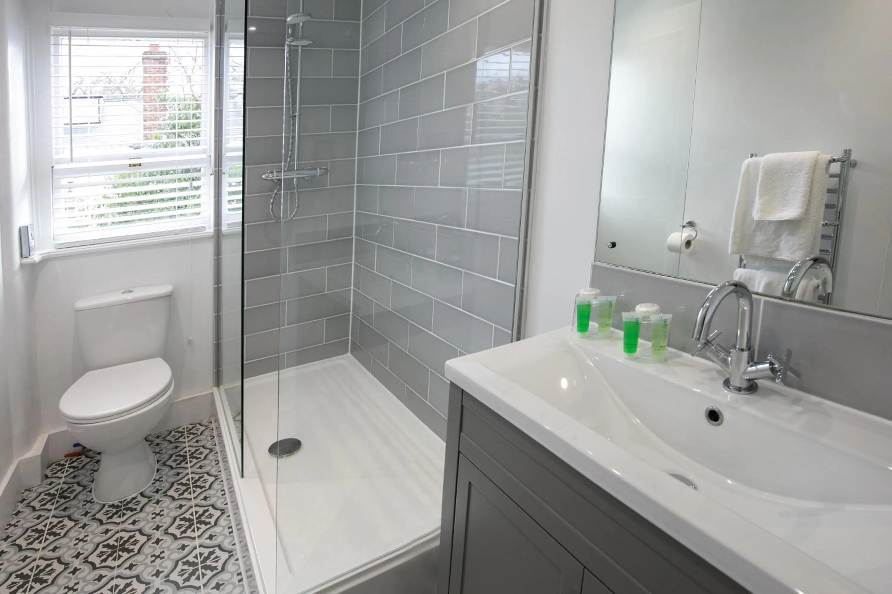 Shower in George Hotel, BW Signature Collection