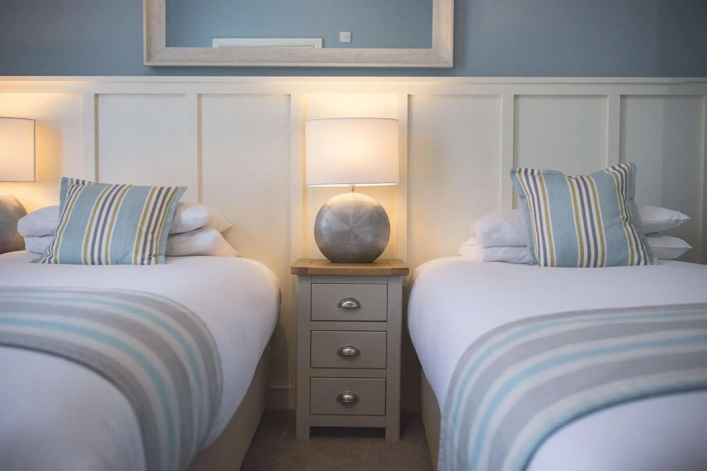 Photo of the whole room, Bed in George Hotel, BW Signature Collection Photo of the whole room, Bed in George Hotel, BW Signature Collection