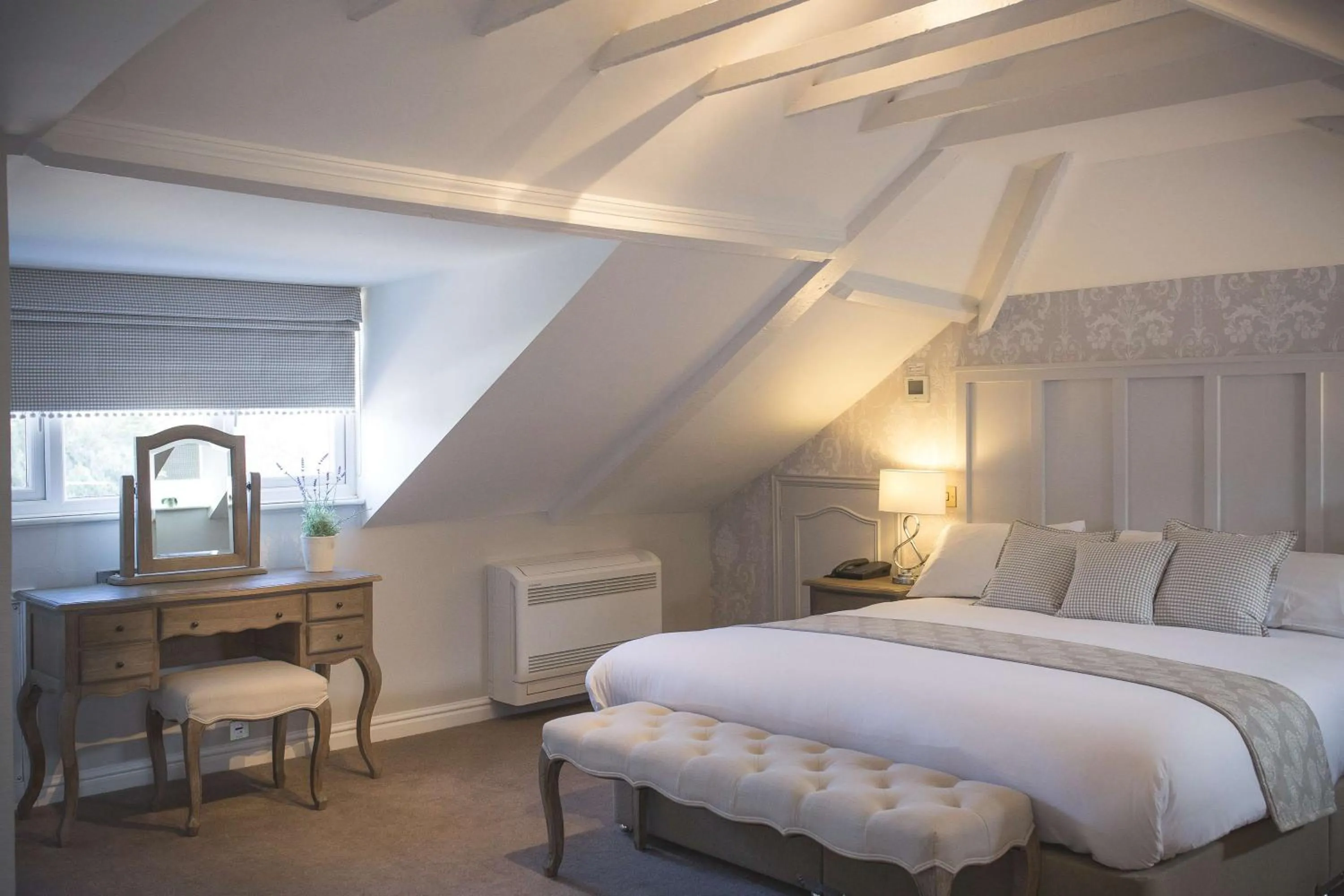 Photo of the whole room, Bed in George Hotel, BW Signature Collection