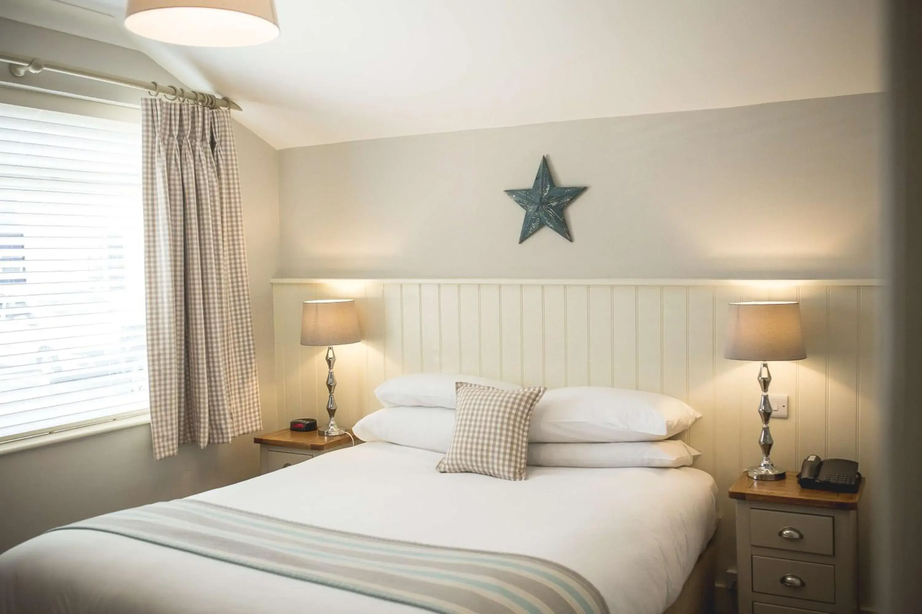 Photo of the whole room, Bed in George Hotel, BW Signature Collection Photo of the whole room, Bed in George Hotel, BW Signature Collection