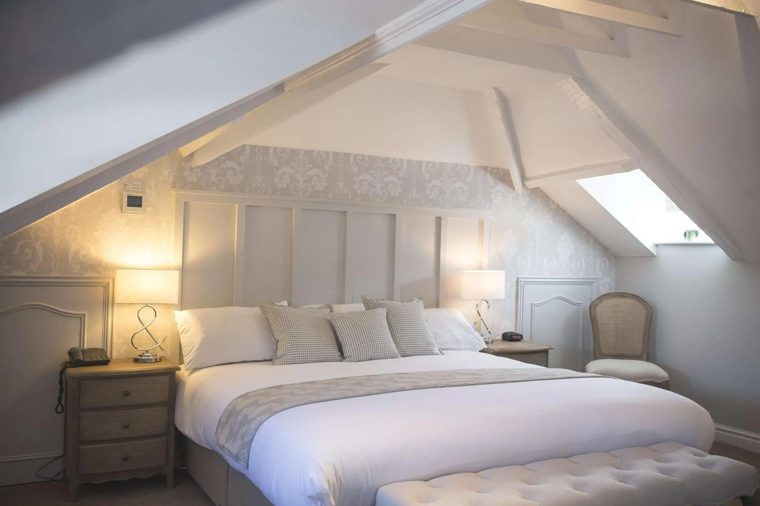 Photo of the whole room, Bed in George Hotel, BW Signature Collection Photo of the whole room, Bed in George Hotel, BW Signature Collection