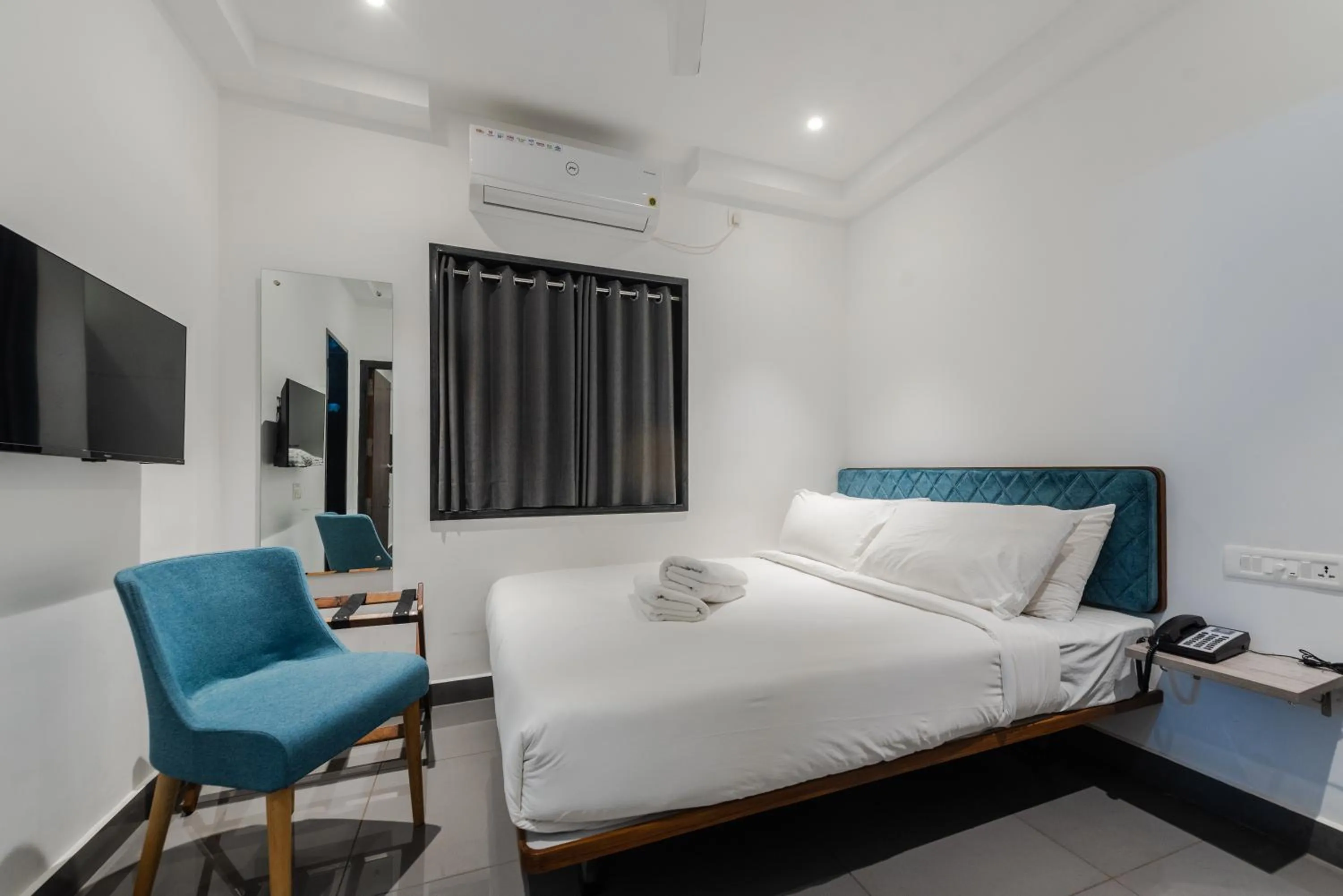 Photo of the whole room, Bed in Shoolin Palace