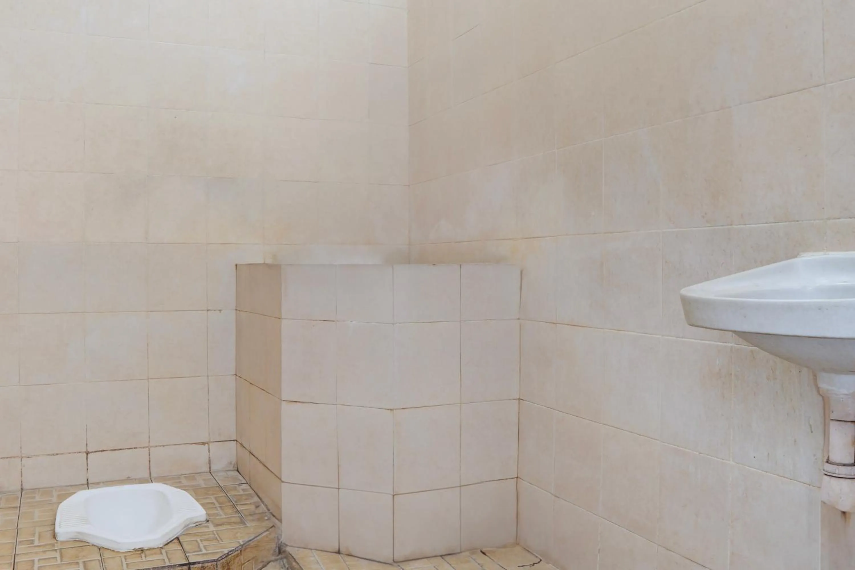 Bathroom in SPOT ON 93210 Griya Kos Kanjeng Mami Syariah