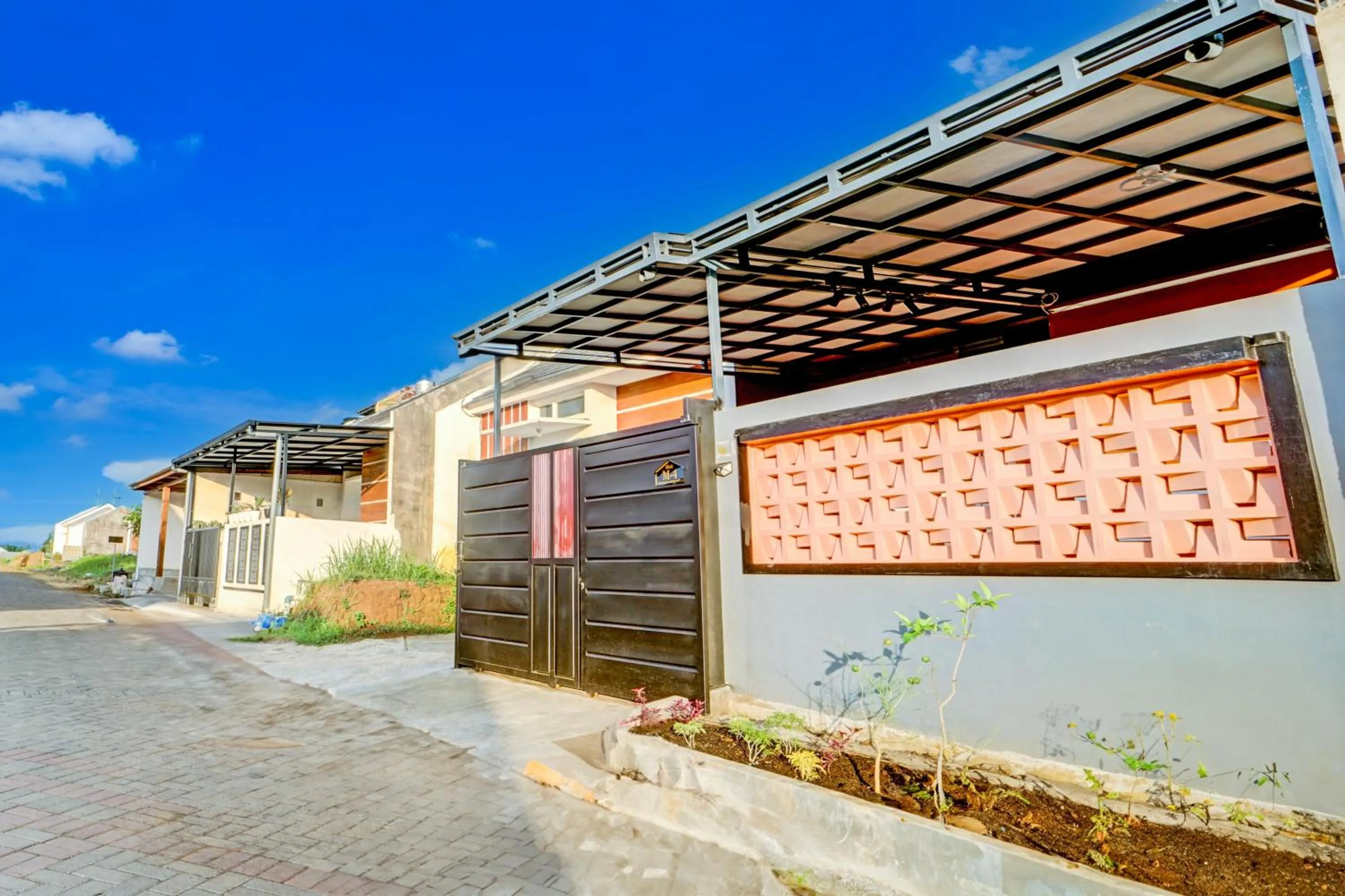 Facade/entrance in SPOT ON 93210 Griya Kos Kanjeng Mami Syariah