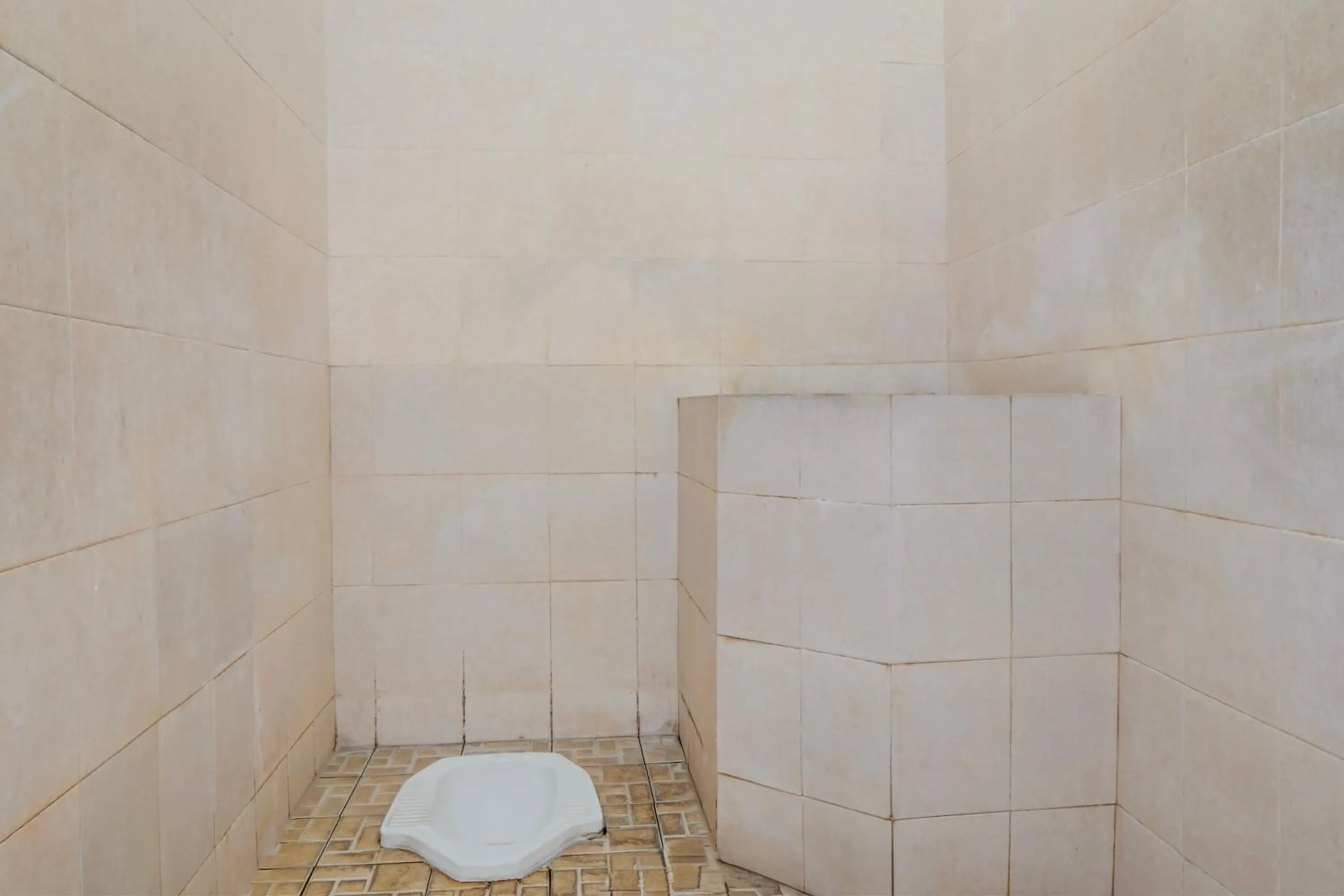 Bathroom in SPOT ON 93210 Griya Kos Kanjeng Mami Syariah