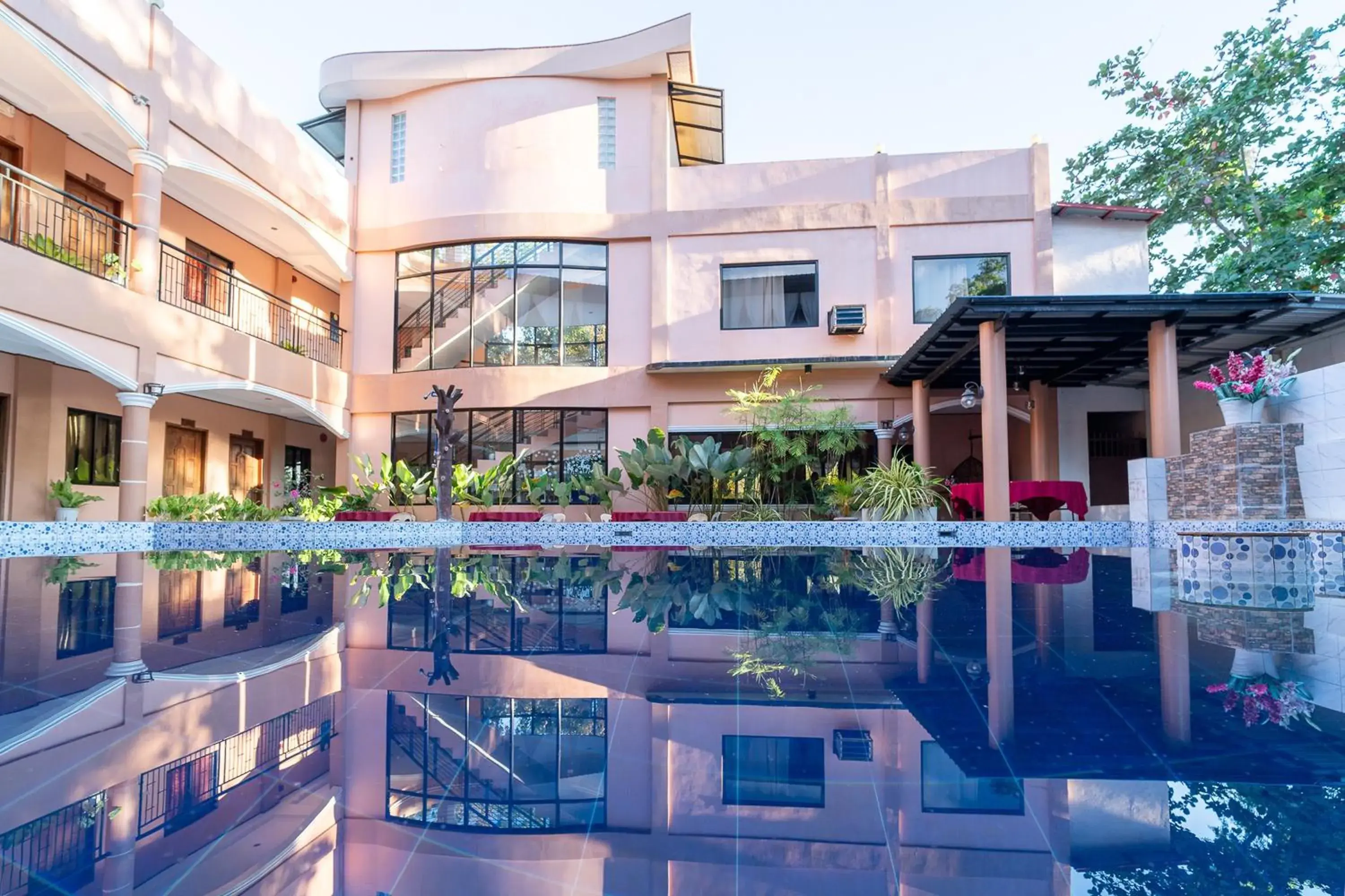 Swimming pool in Dinah's Tourist Inn Puerto Princesa Swimming pool in Dinah's Tourist Inn Puerto Princesa