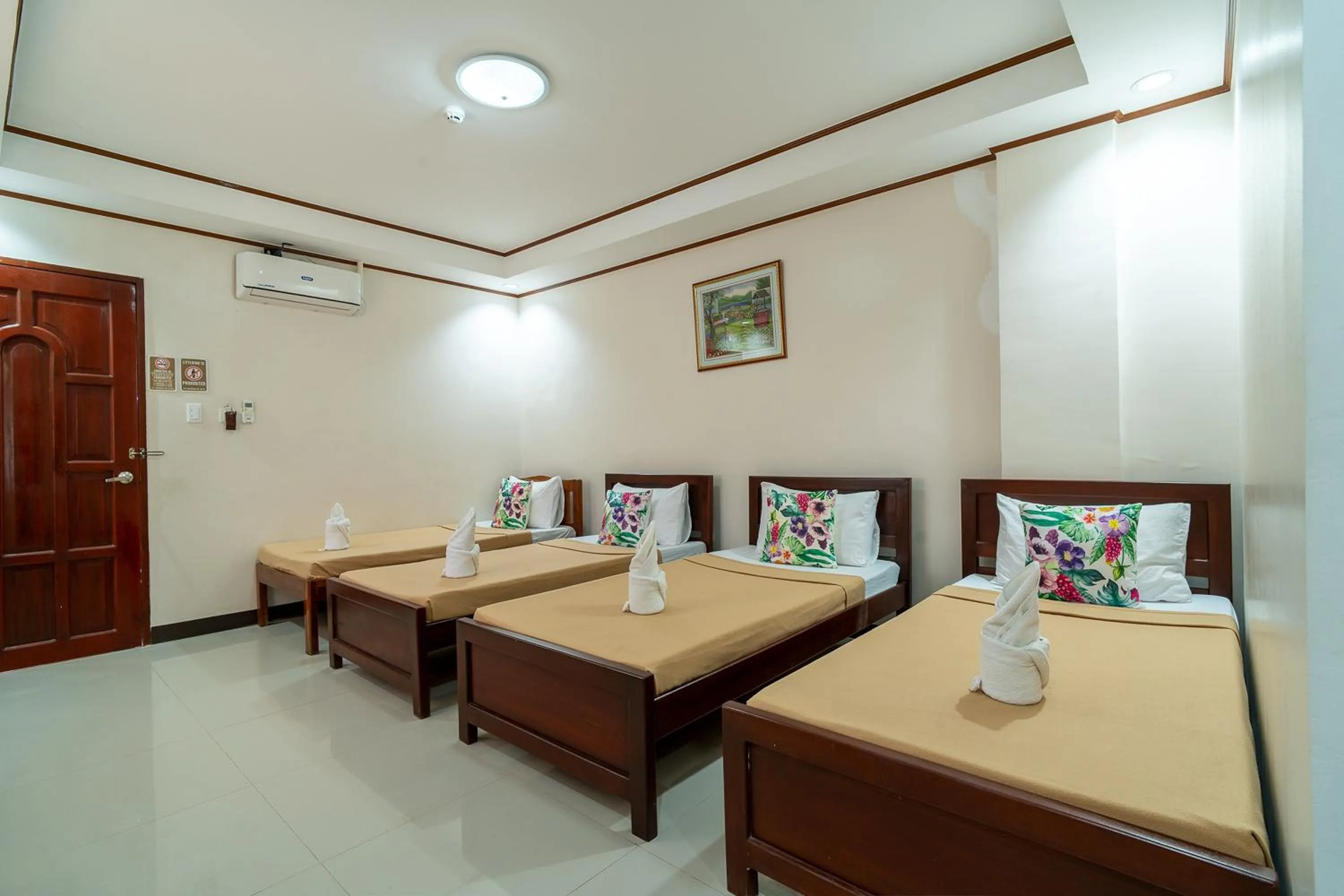 Bed in Dinah's Tourist Inn Puerto Princesa