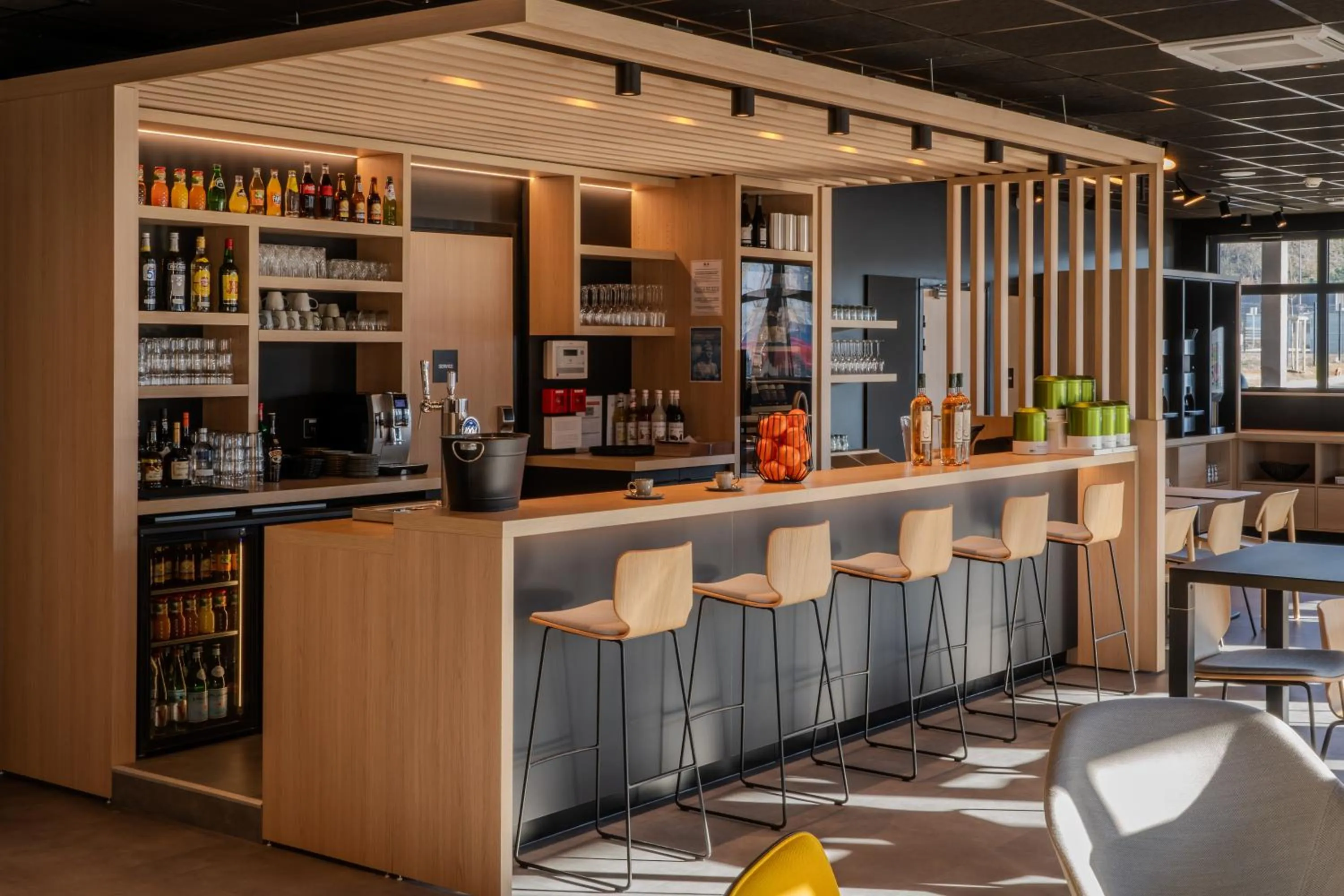 Lounge or bar in ibis Saint Paul Trois Chateaux