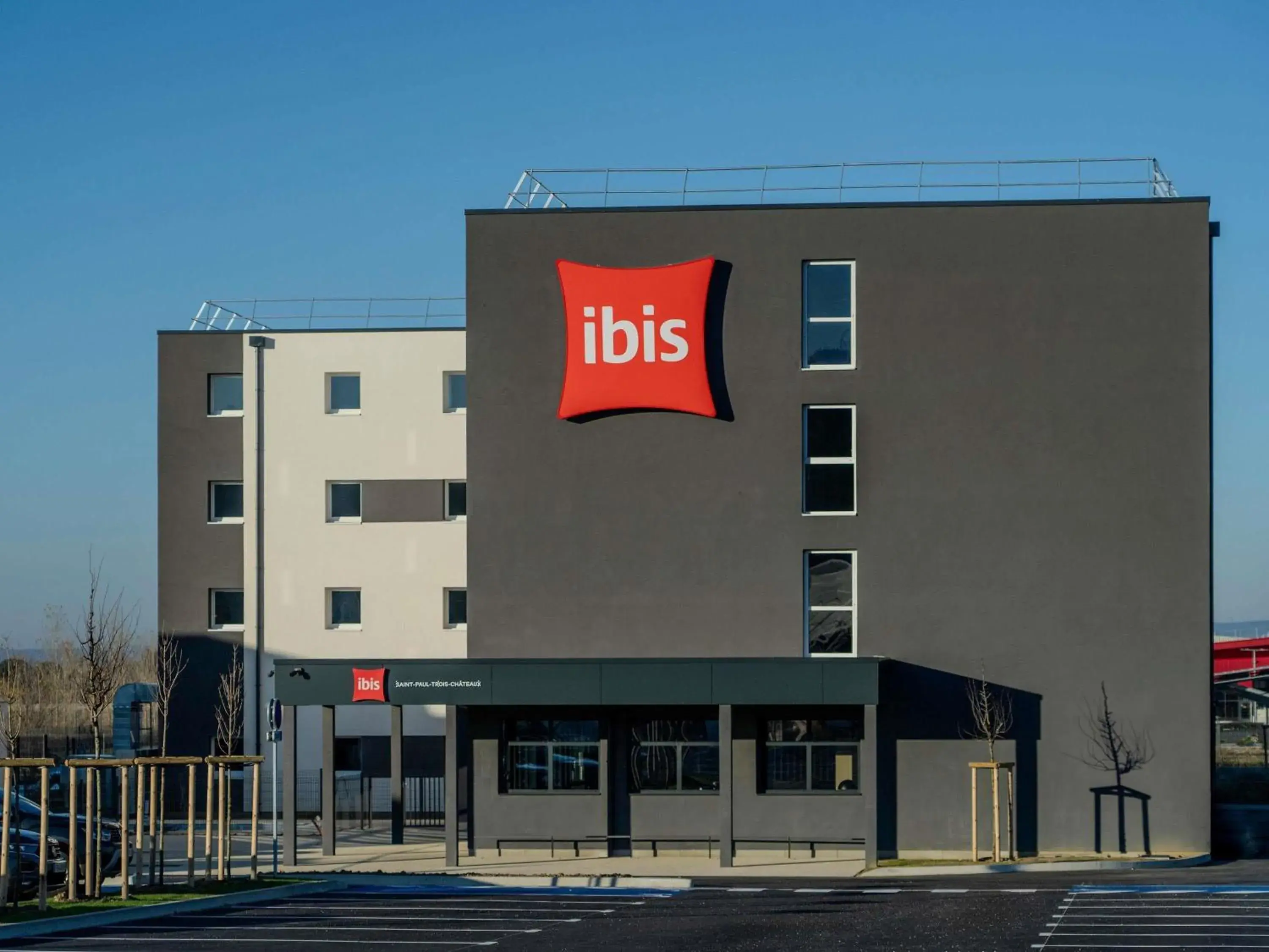 Property building in ibis Saint Paul Trois Chateaux Property building in ibis Saint Paul Trois Chateaux