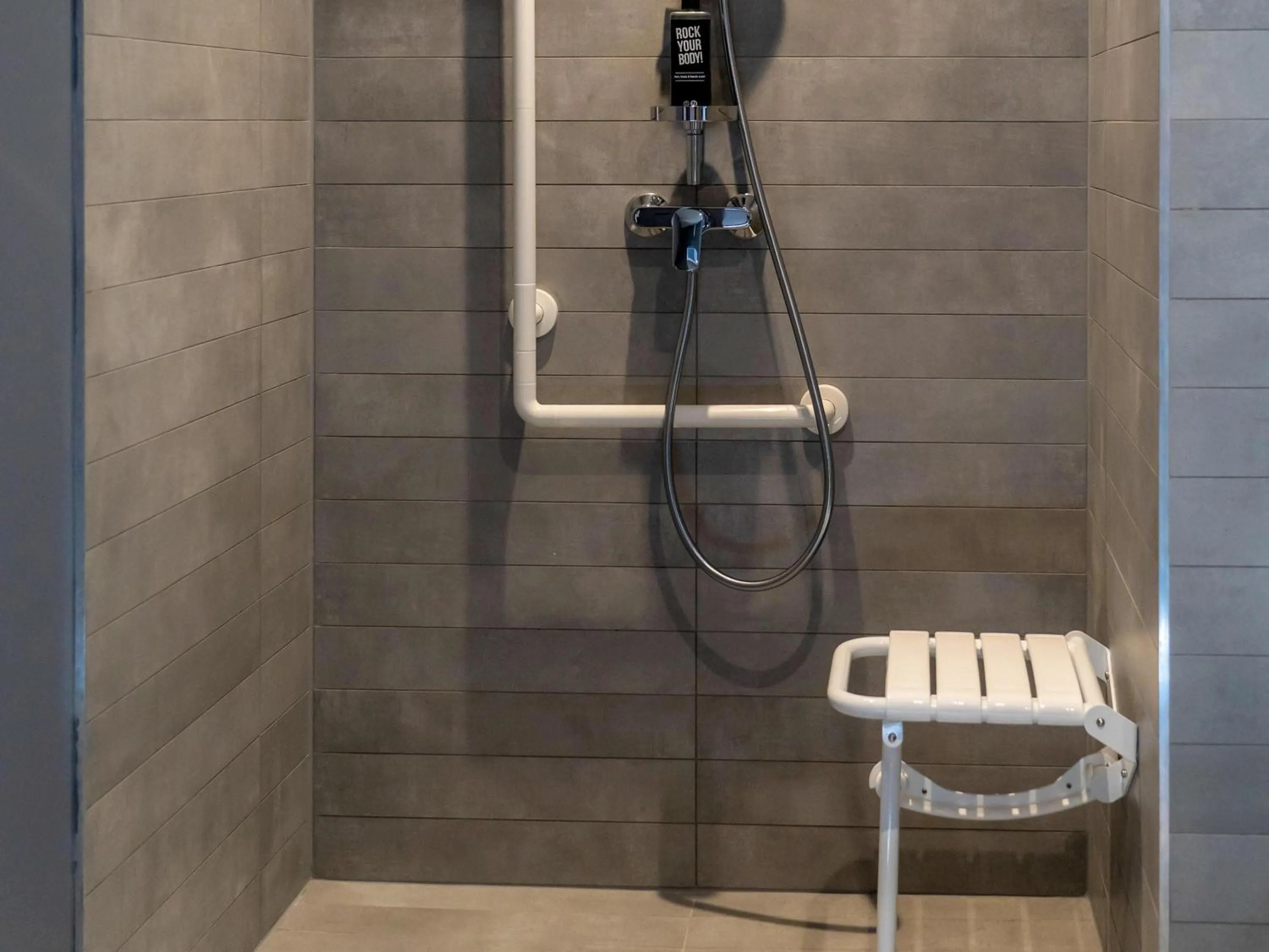 Bedroom in ibis Saint Paul Trois Chateaux