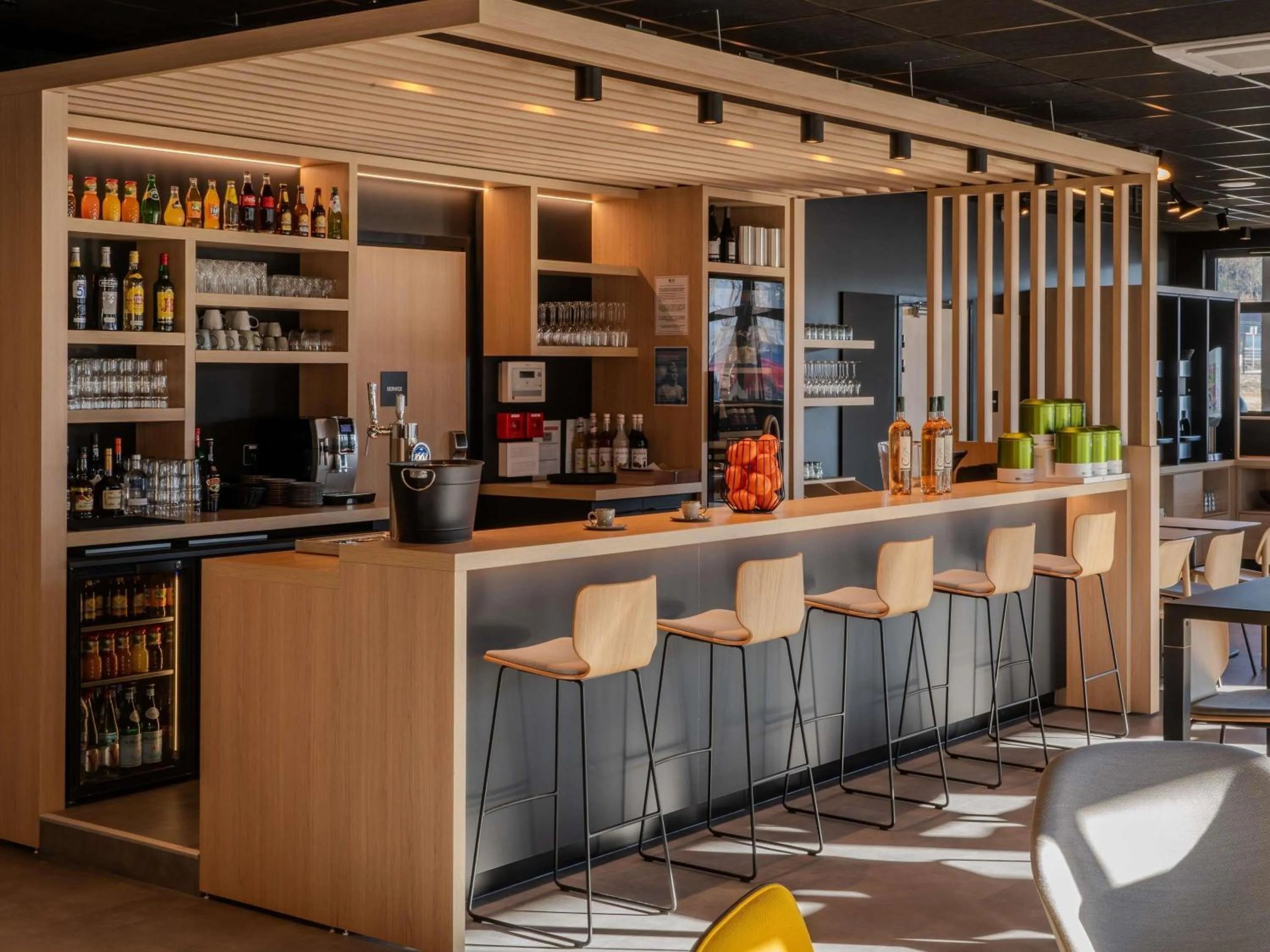 Lounge or bar in ibis Saint Paul Trois Chateaux