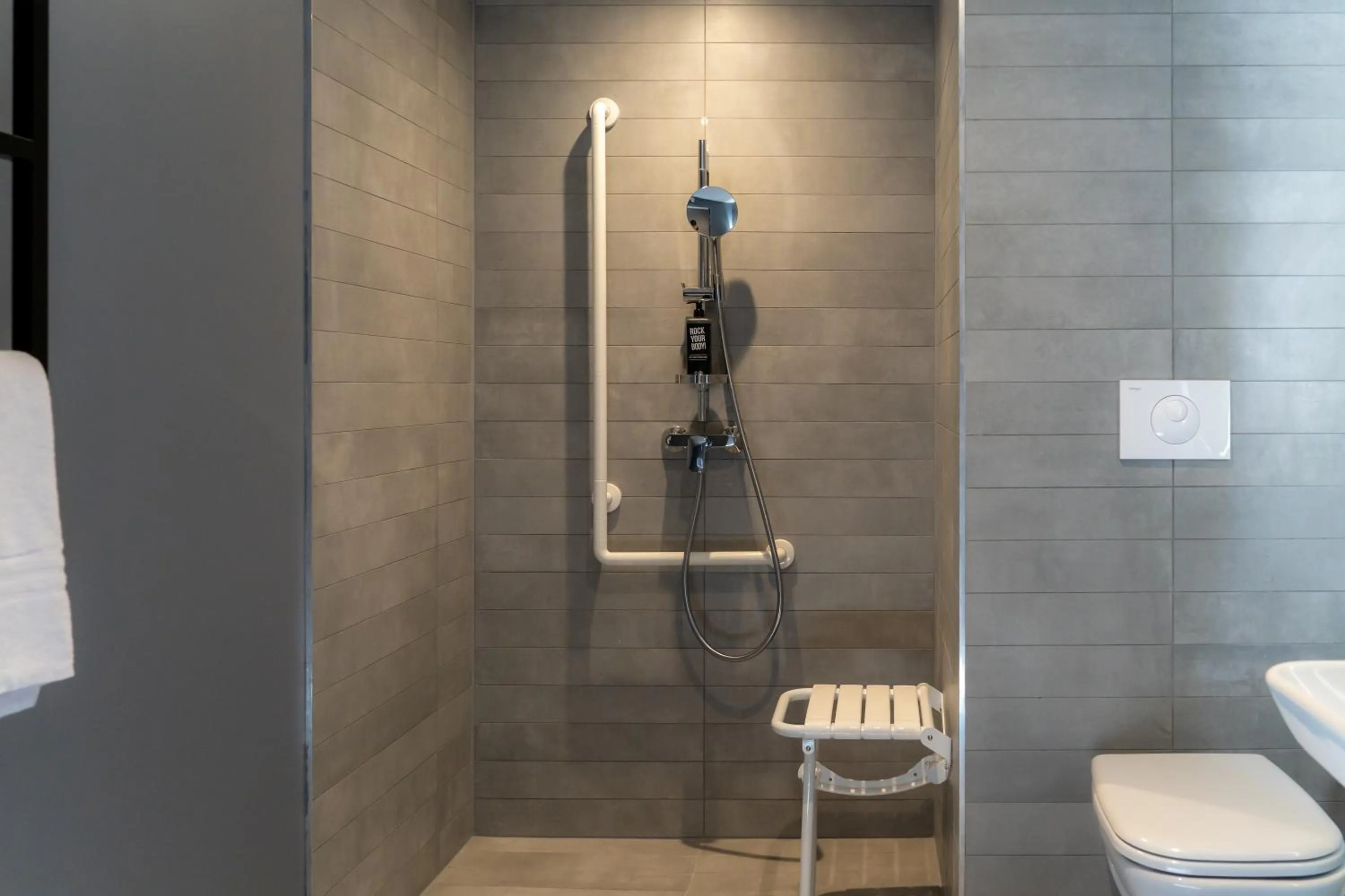 Shower in ibis Saint Paul Trois Chateaux