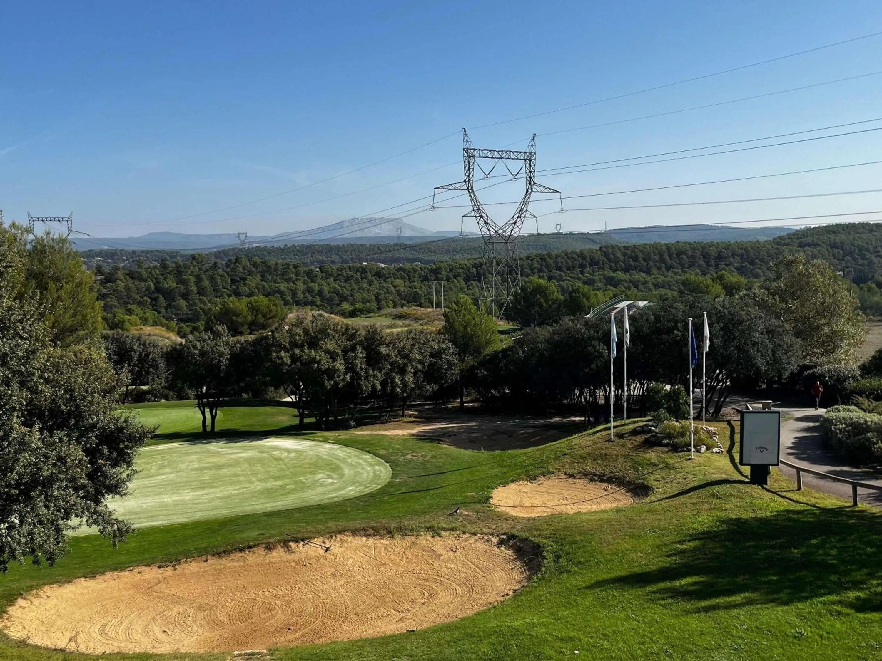 Golfcourse in ibis Styles Cabriès Aix-en-Provence TGV