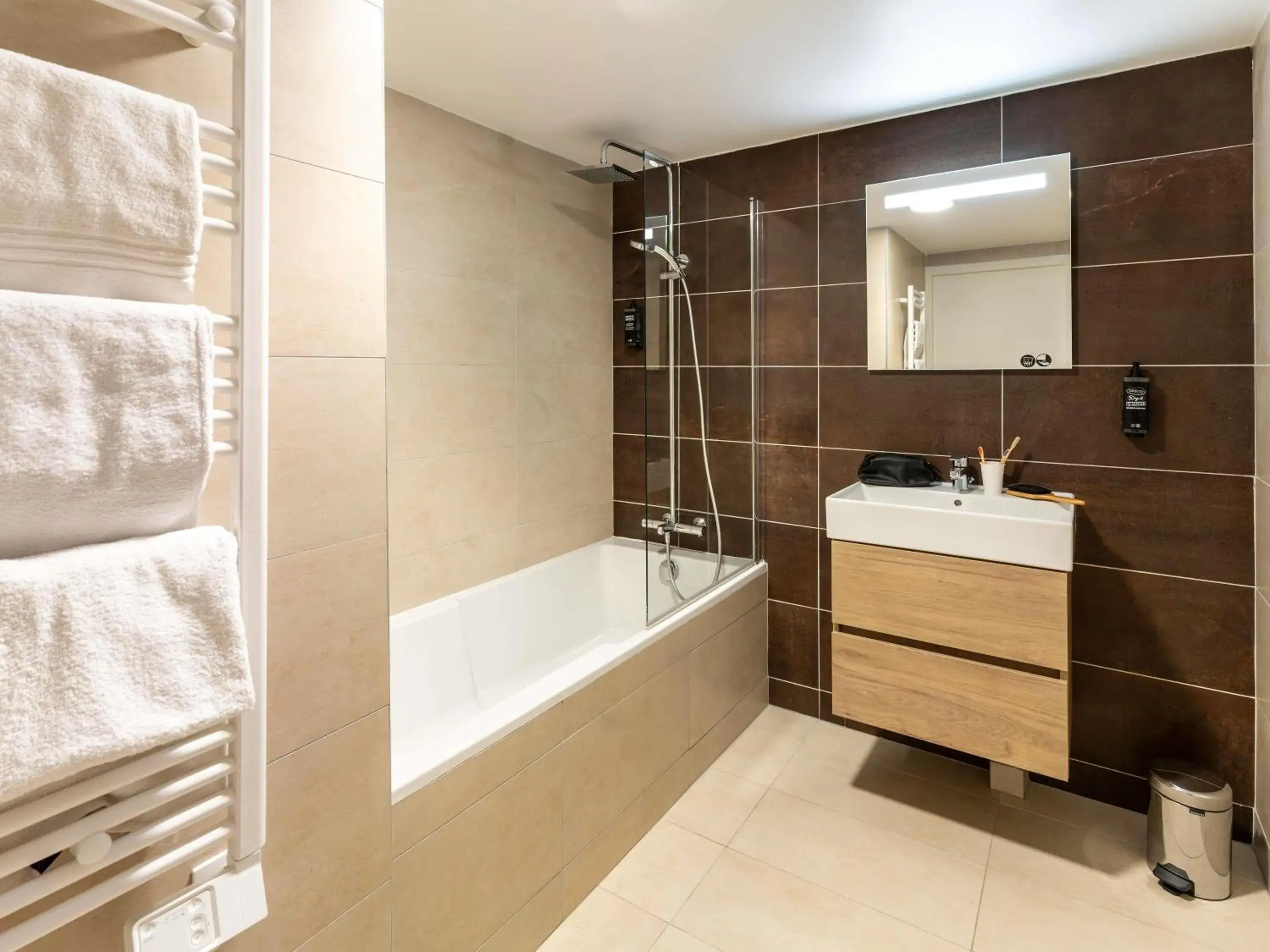 Standard Room with One Double Bed and Balcony in ibis Styles Cabriès Aix-en-Provence TGV Standard Room with One Double Bed and Balcony in ibis Styles Cabriès Aix-en-Provence TGV