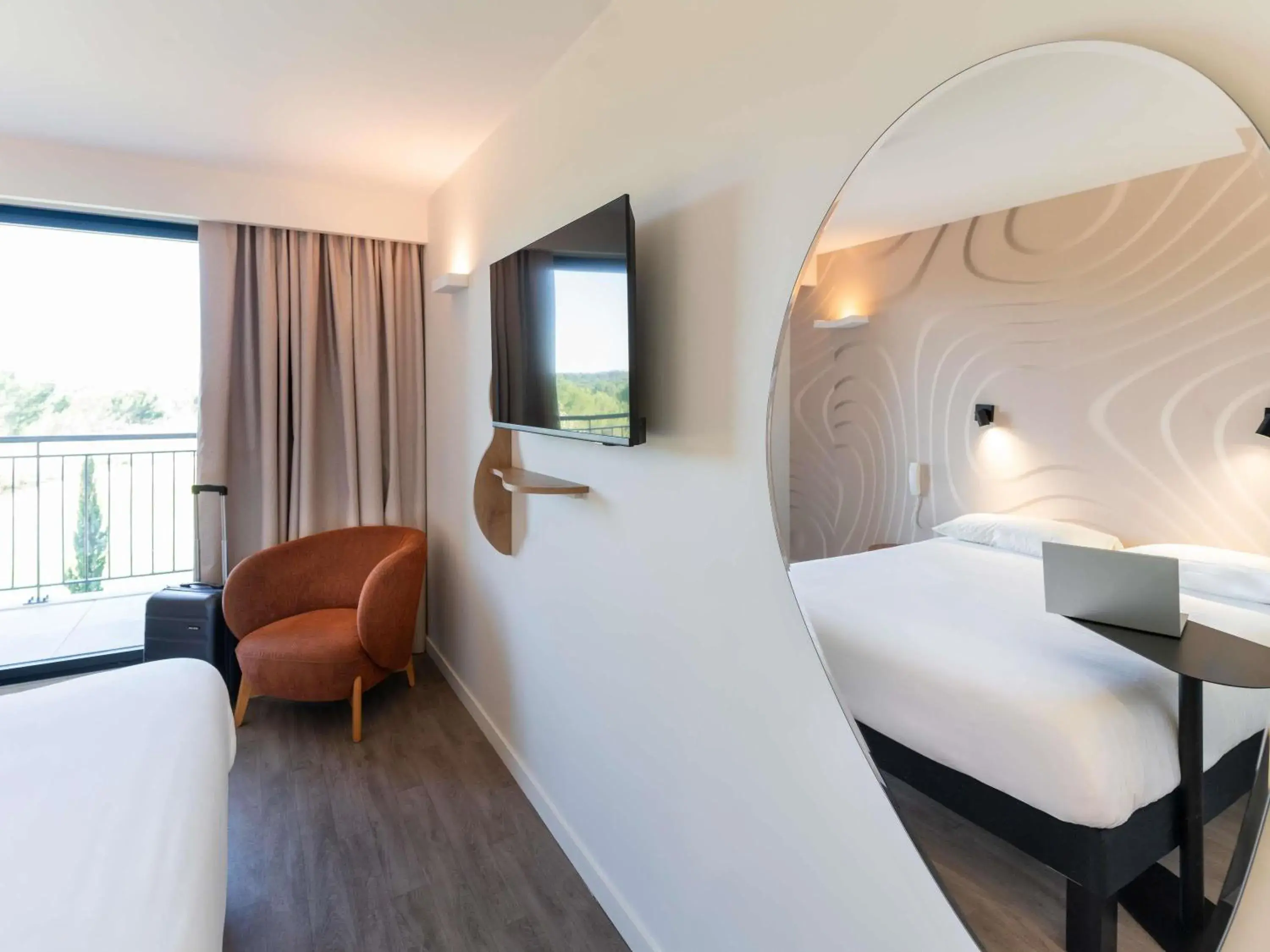 Standard Room with One Double Bed and Two Single Beds in ibis Styles Cabriès Aix-en-Provence TGV Standard Room with One Double Bed and Two Single Beds in ibis Styles Cabriès Aix-en-Provence TGV