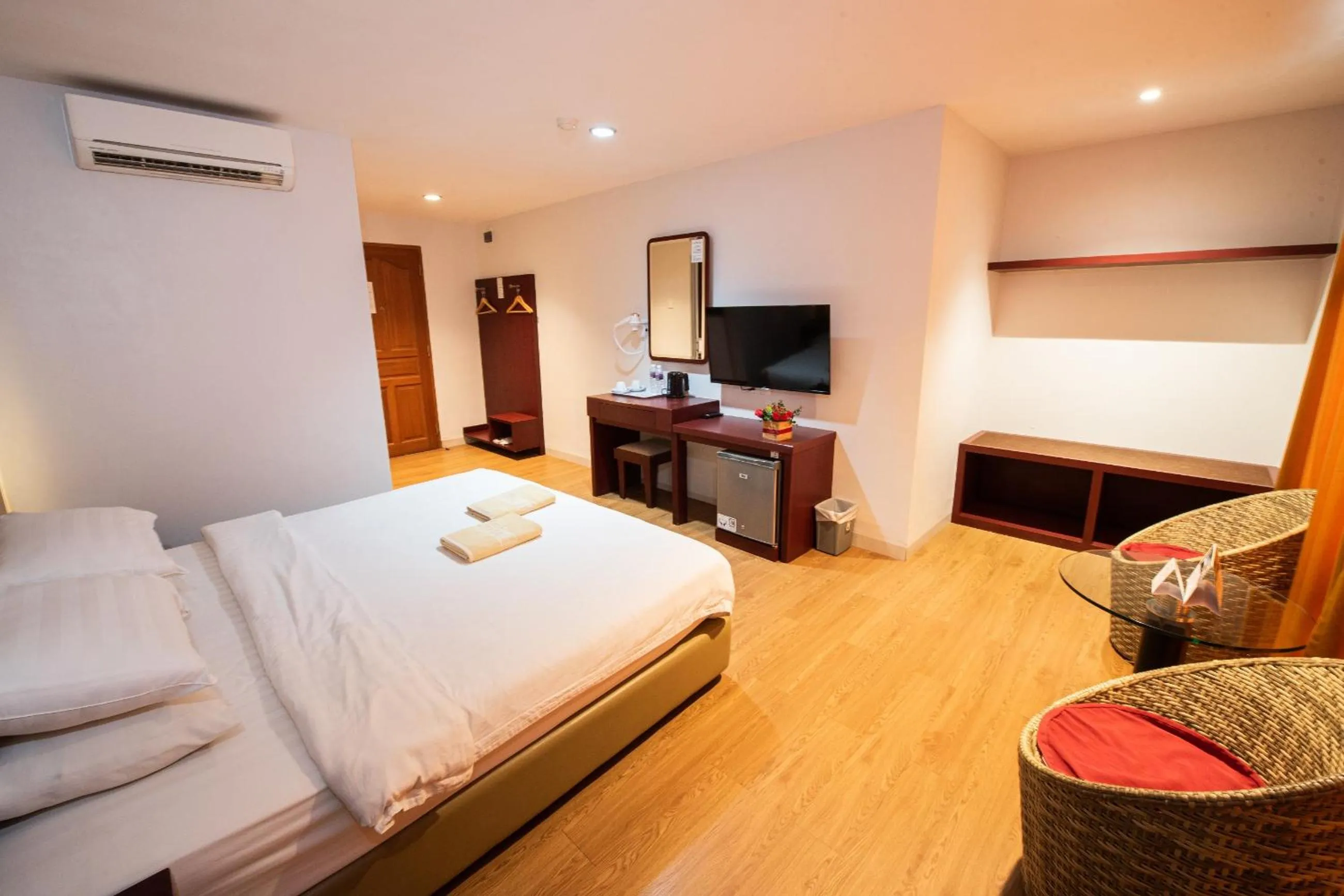 Photo of the whole room in Lovina Inn Penuin